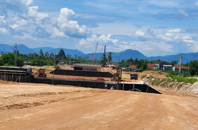 Xuy&ecirc;n đ&ecirc;m đua tiến độ 500 cầu, cống, hầm chui tr&ecirc;n cao tốc Quảng Ng&atilde;i - Ho&agrave;i Nhơn- Ảnh 5.