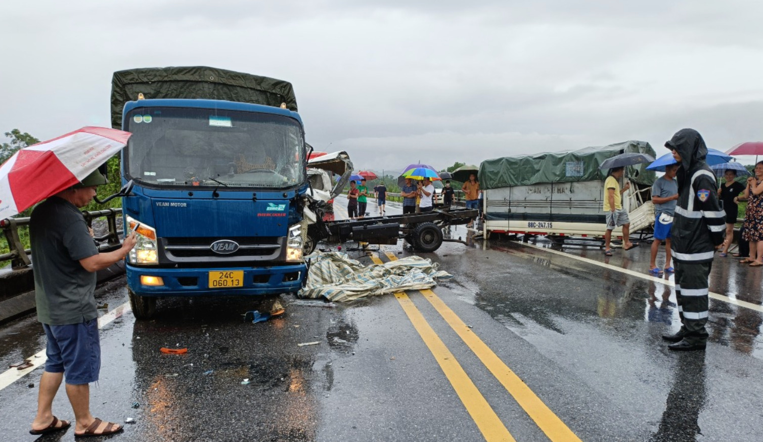 Tai nạn li&ecirc;n ho&agrave;n tr&ecirc;n cao tốc Nội B&agrave;i - L&agrave;o Cai: C&aacute;c phương tiện c&oacute; c&ograve;n hạn đăng kiểm?- Ảnh 1.