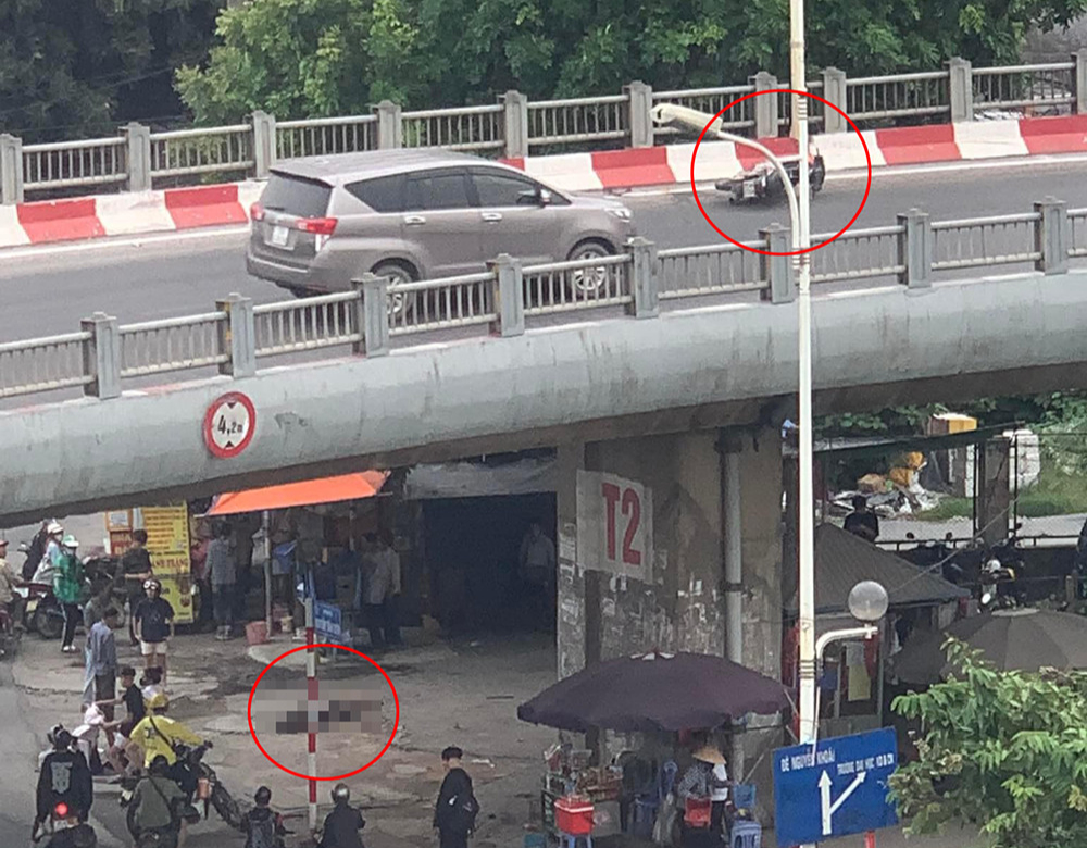 Xe máy gặp nạn trên đường dẫn lên cầu Vĩnh Tuy khiến 1 người rơi xuống gầm cầu- Ảnh 1. Xe máy gặp nạn trên đường dẫn lên cầu Vĩnh Tuy khiến 1 người rơi xuống gầm cầu- Ảnh 1.