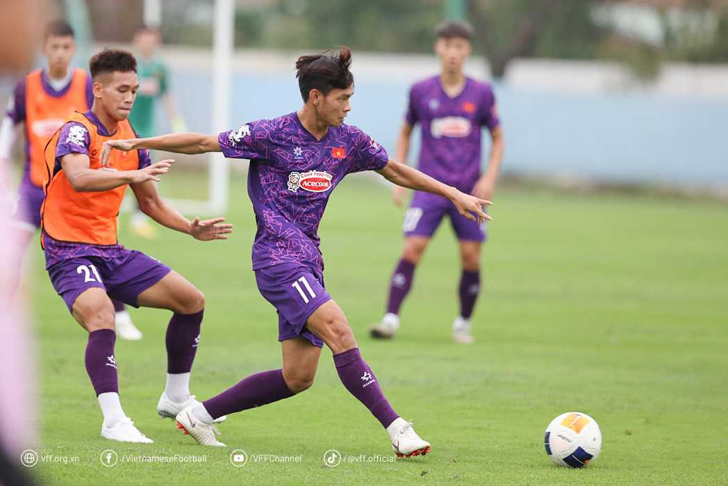 HLV Kim Sang-sik gọi d&agrave;n tr&ograve; cưng của &ocirc;ng Troussier chuẩn bị cho giải ch&acirc;u &Aacute;- Ảnh 1.