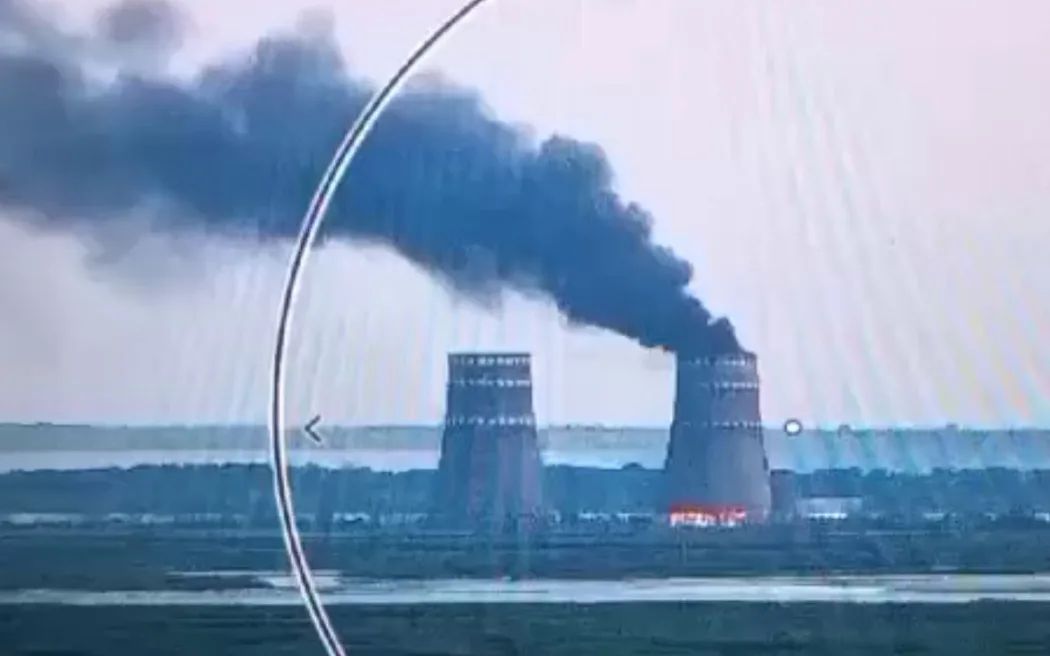 Ch&aacute;y nh&agrave; m&aacute;y điện hạt nh&acirc;n Zaporizhzhia, Ukraine - Nga c&aacute;o buộc nhau l&agrave; thủ phạm- Ảnh 1.