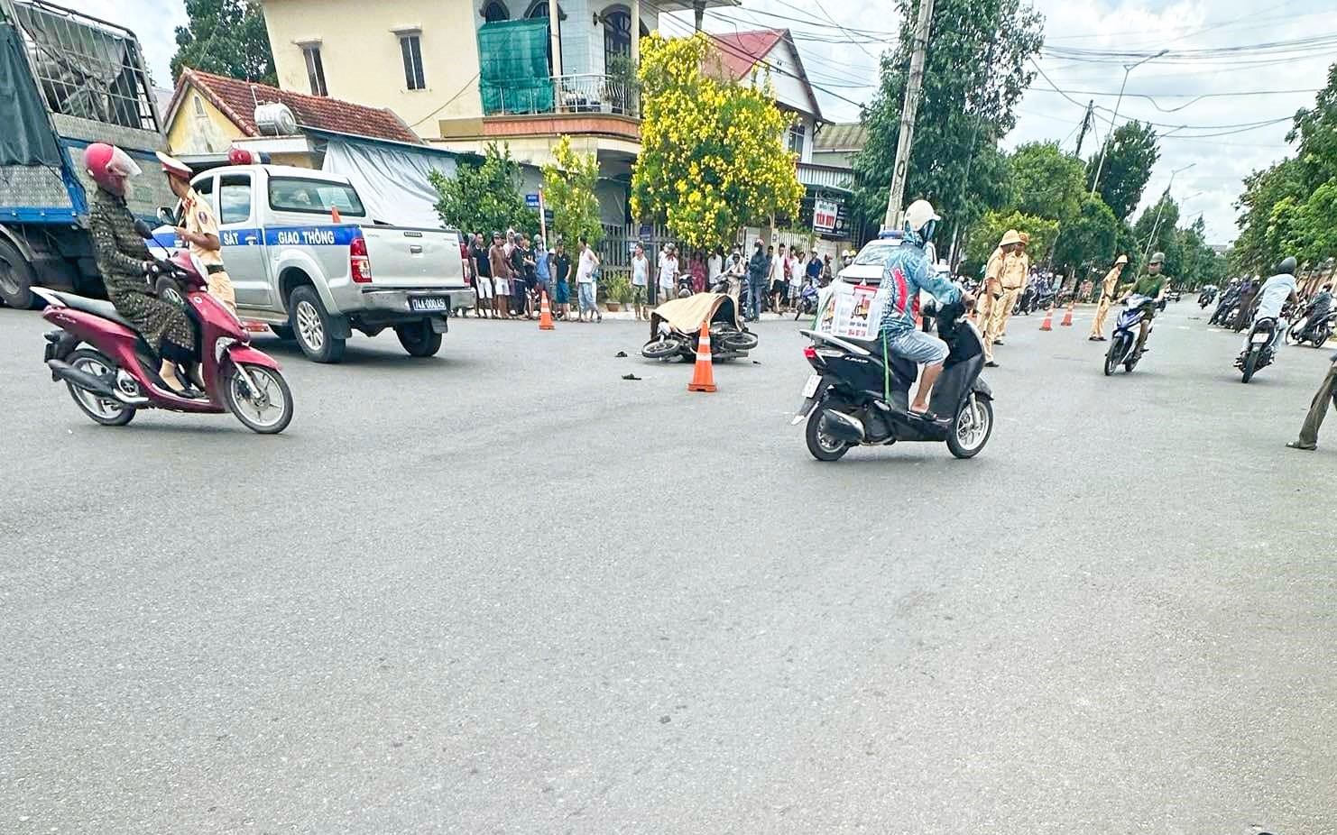 Quảng Trị chi 3,6 tỷ đồng xử lý 3 điểm đen TNGT trên đường Lê Thánh Tông- Ảnh 3. Ô tô tải va chạm xe máy tại giao lộ ở Quảng Trị, người phụ nữ tử vong tại chỗ