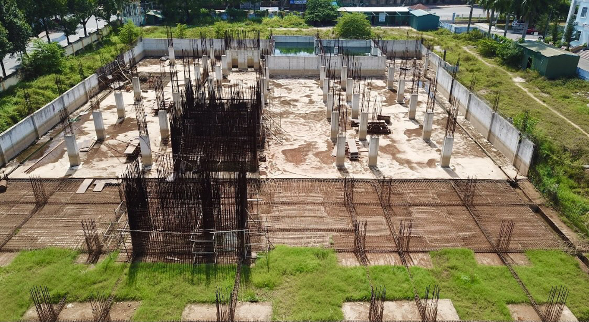 Quảng Ng&atilde;i: Dự &aacute;n bệnh viện ngh&igrave;n tỷ bỏ hoang tr&ecirc;n đất &ldquo;v&agrave;ng&rdquo;- Ảnh 1.