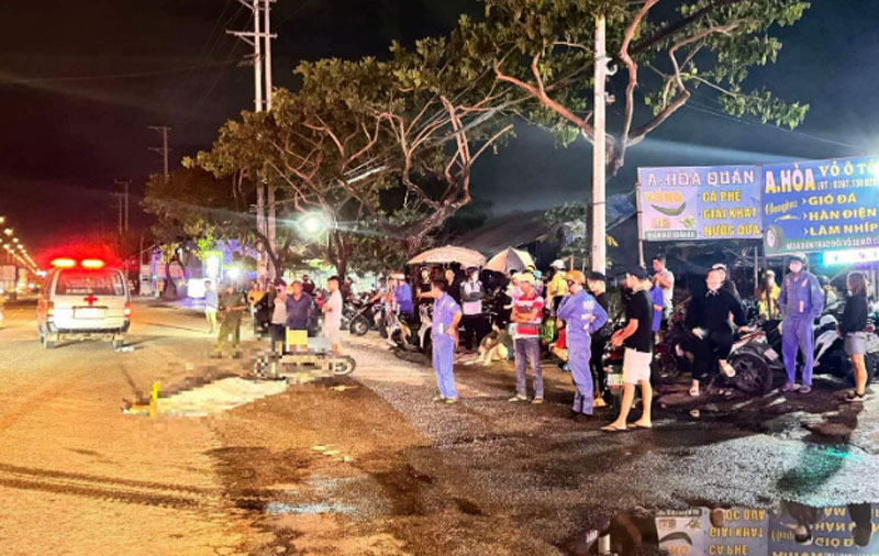 Hiện trường vụ va chạm khiến chị T tử vong tại chỗ. Hiện trường vụ va chạm khiến chị T tử vong tại chỗ.