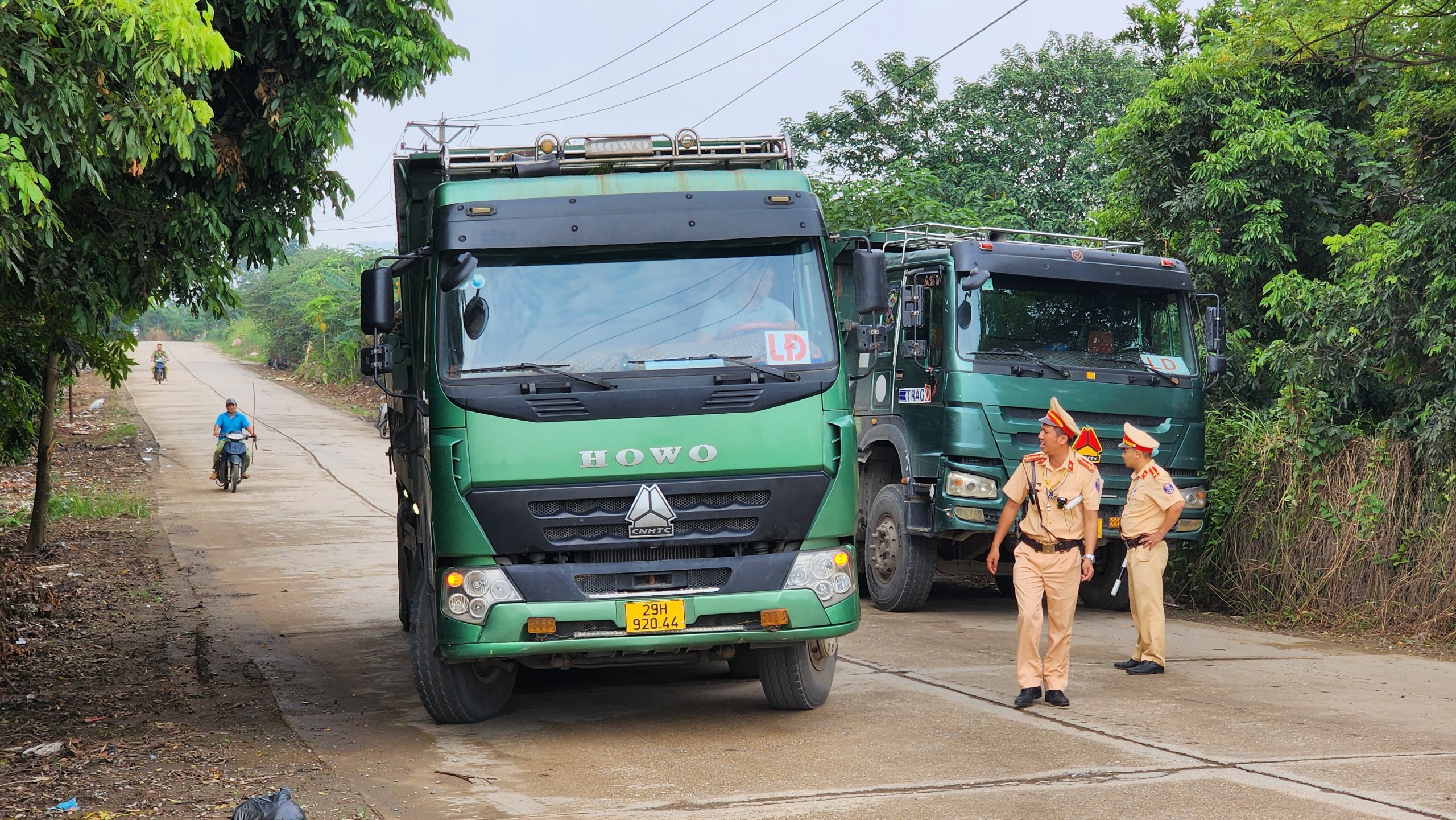 Xử phạt xe qu&aacute; tải tr&ecirc;n đ&ecirc; tả s&ocirc;ng Hồng sau phản &aacute;nh của B&aacute;o Giao th&ocirc;ng- Ảnh 7.