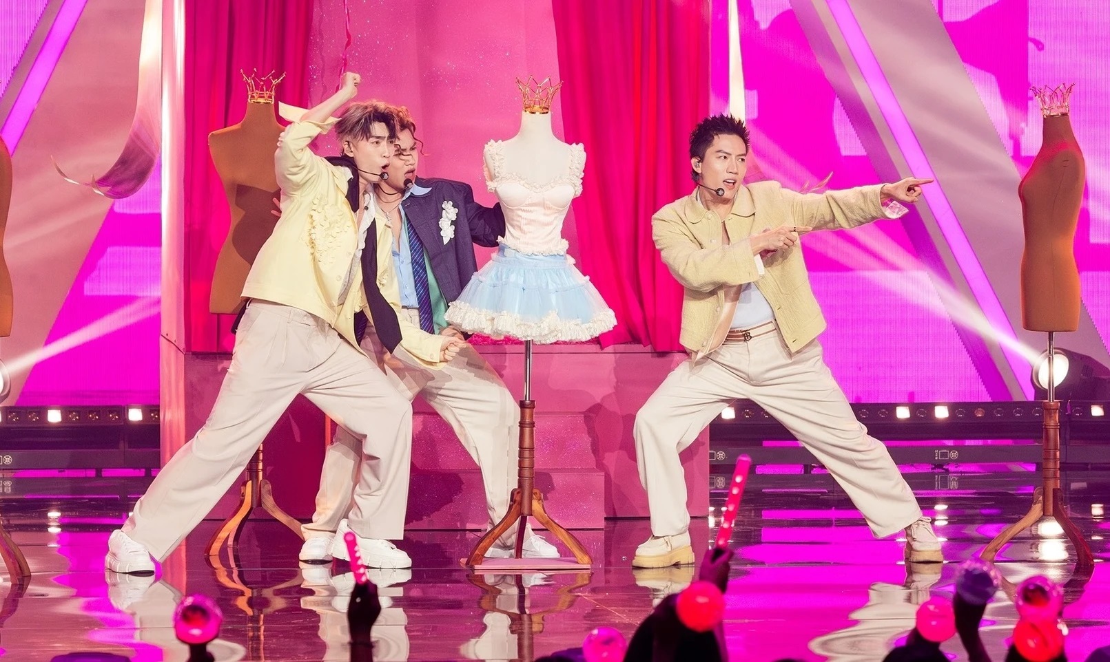 Ca sĩ Anh T&uacute; xin lỗi về tiết mục g&acirc;y tranh c&atilde;i ở Anh trai say hi- Ảnh 1.