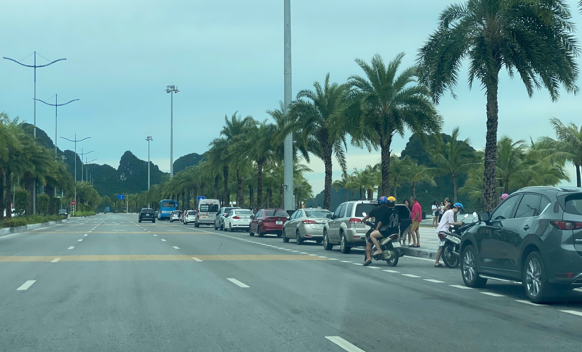 Quảng Ninh: Phớt lờ biển cấm, xe đỗ t&ugrave;y tiện tr&ecirc;n đường ven biển- Ảnh 2.