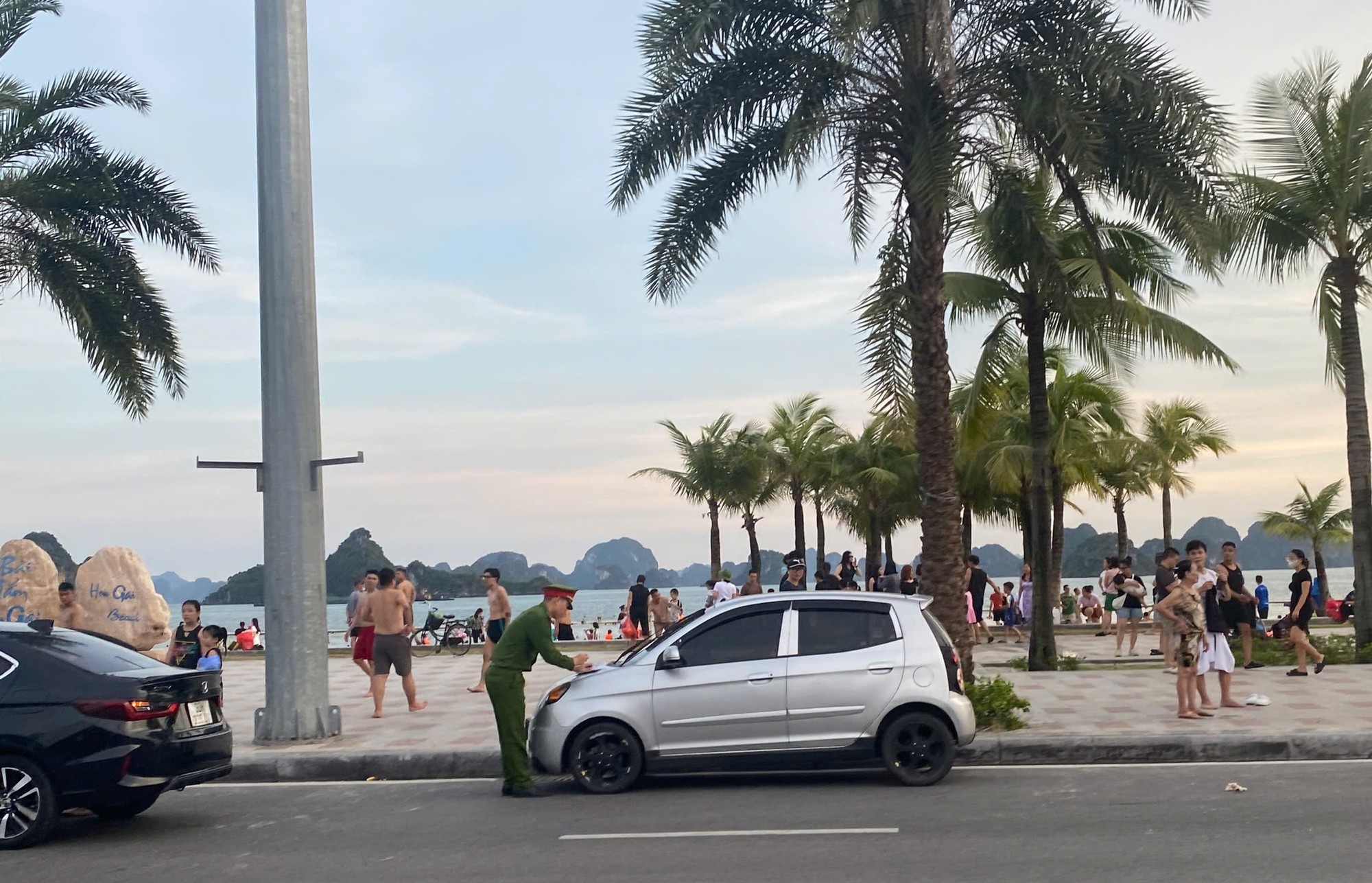 Quảng Ninh: Phớt lờ biển cấm, xe đỗ t&ugrave;y tiện tr&ecirc;n đường ven biển- Ảnh 3.
