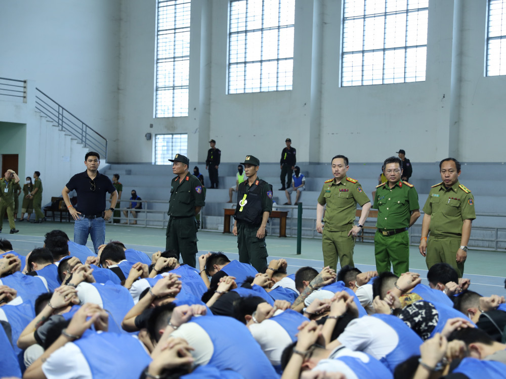 H&agrave;nh tr&igrave;nh đột k&iacute;ch khu Tam Gi&aacute;c V&agrave;ng bắt 155 đối tượng lừa đảo qua mạng- Ảnh 4.