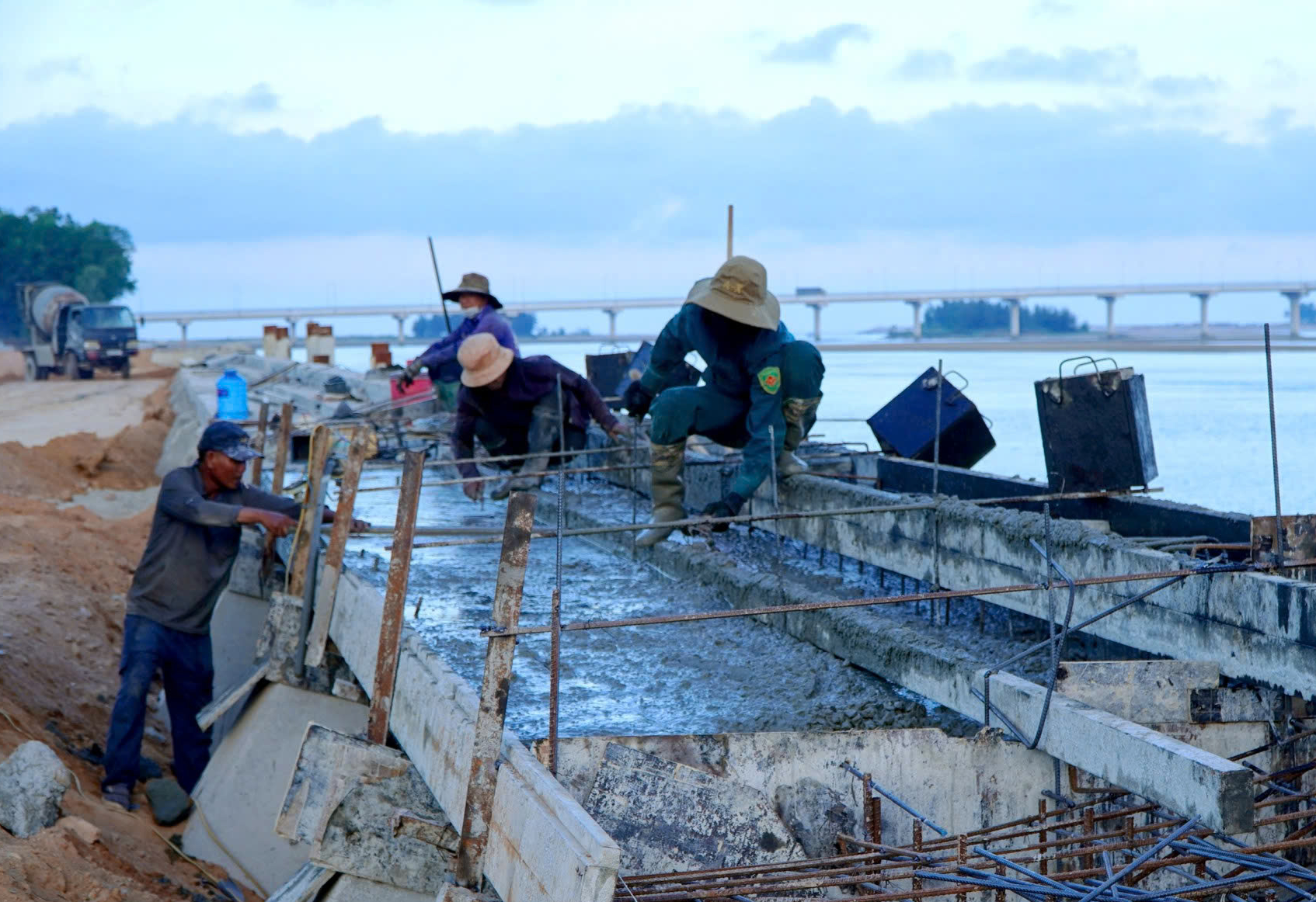 Quảng Ng&atilde;i đua tiến độ hai dự &aacute;n k&egrave; 400 tỷ tr&ecirc;n s&ocirc;ng  Tr&agrave; Kh&uacute;c trước m&ugrave;a mưa cận kề- Ảnh 3.