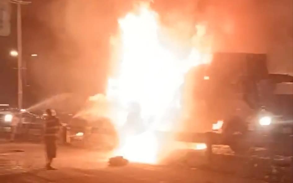 Xe tải chở h&agrave;ng bốc ch&aacute;y ng&ugrave;n ngụt tr&ecirc;n đường dẫn cao tốc TP.HCM - Trung Lương