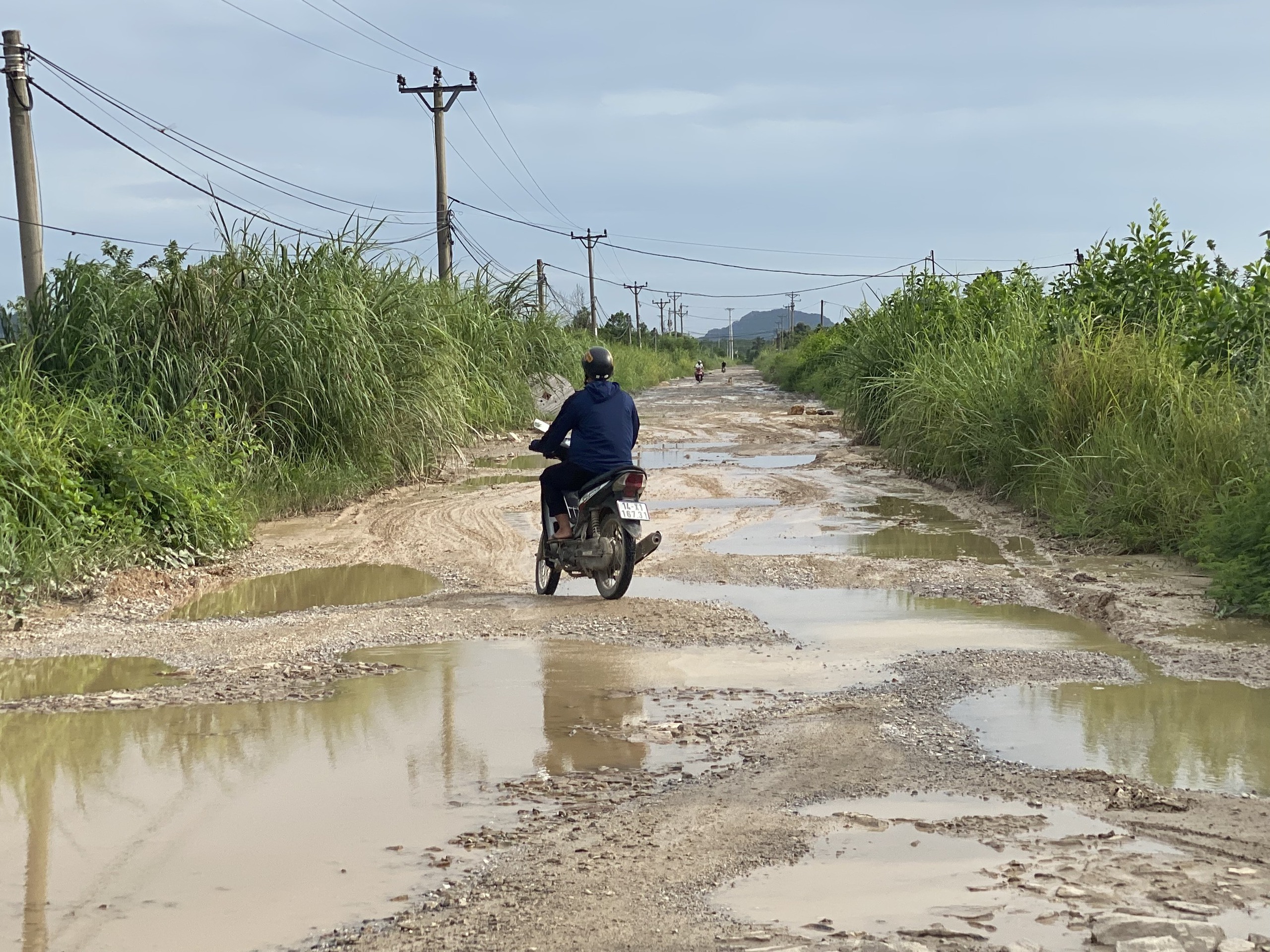 Y&ecirc;u cầu xử l&yacute; t&igrave;nh trạng đường n&aacute;t như ruộng c&agrave;y sau phản &aacute;nh của B&aacute;o Giao th&ocirc;ng- Ảnh 2.