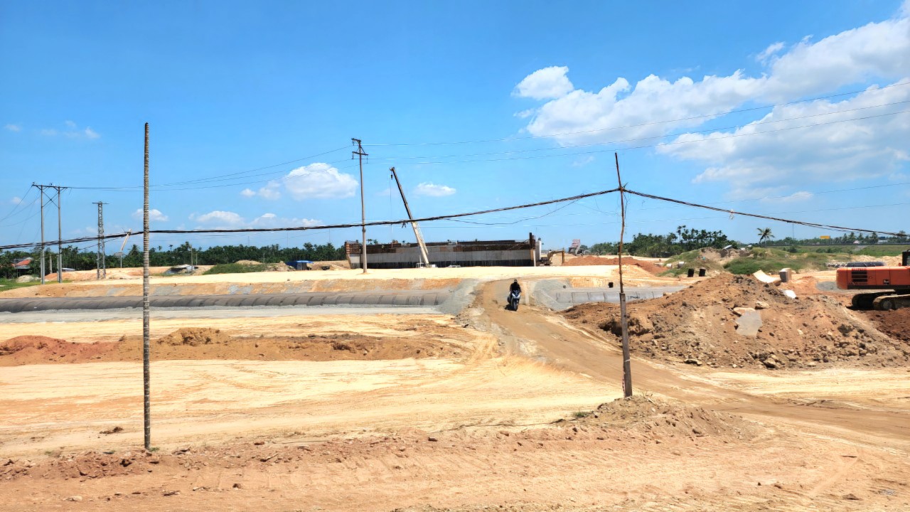 Hạ tầng kỹ thuật cản tiến độ cao tốc qua Quảng Ng&atilde;i- Ảnh 8.