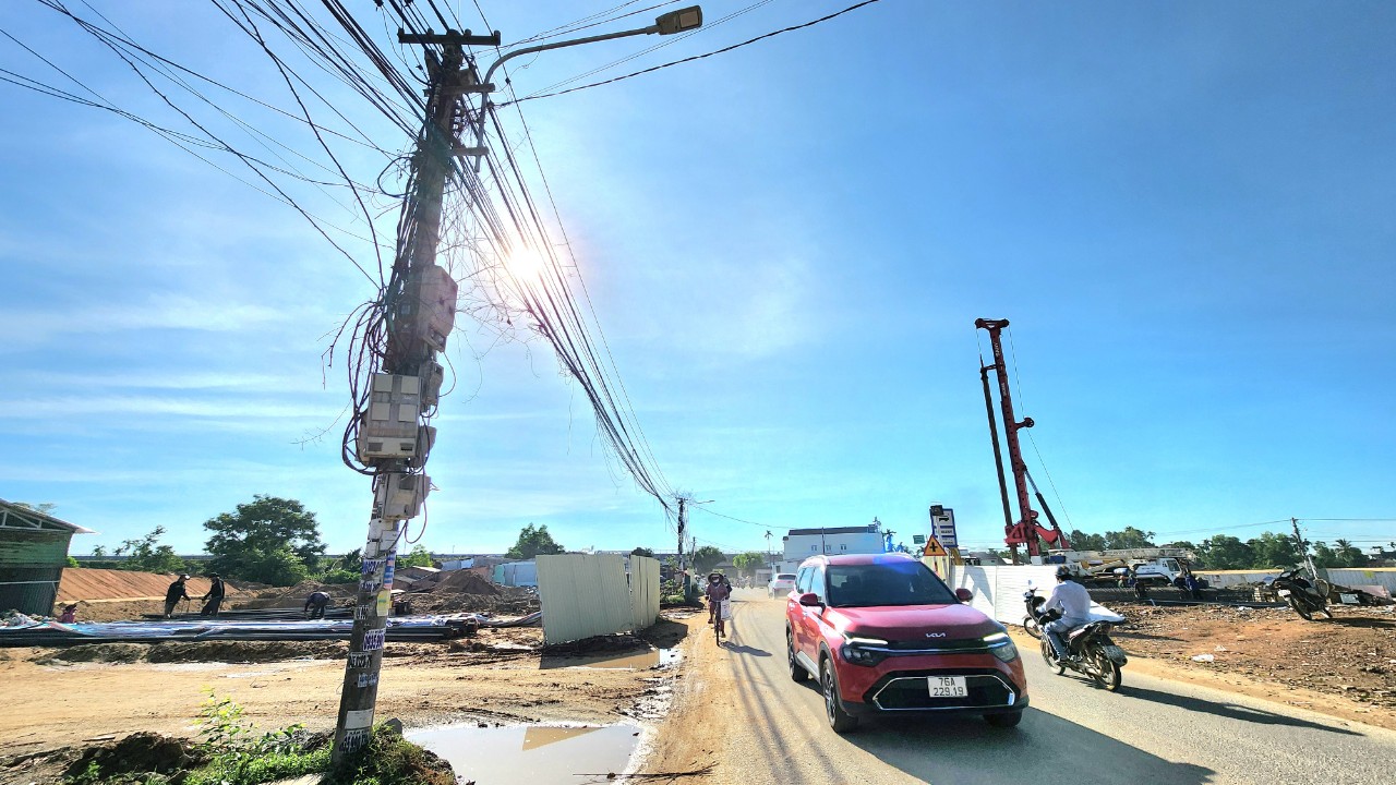 Hạ tầng kỹ thuật cản tiến độ cao tốc qua Quảng Ng&atilde;i- Ảnh 1.