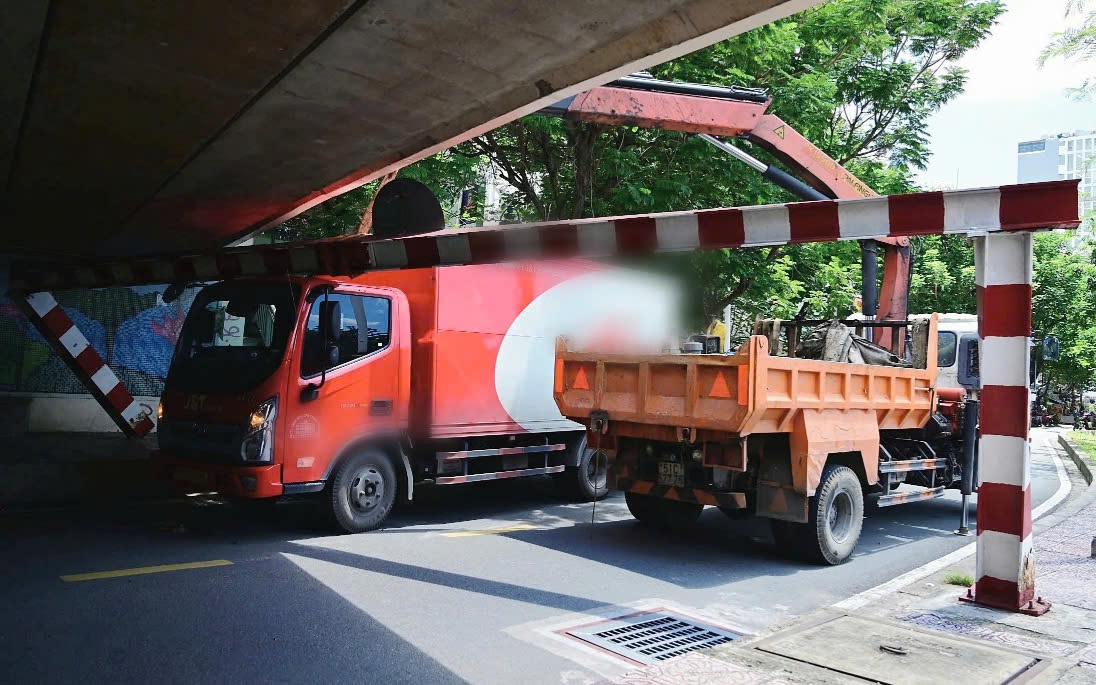 TP.HCM: Xe tải tông thanh giới hạn chiều cao cầu, giao thông ùn ứ nghiêm trọng- Ảnh 2. Bản tin TNGT 13/8: Xe tải tông sập thanh chắn giới hạn chiều cao cầu Trần Khánh Dư