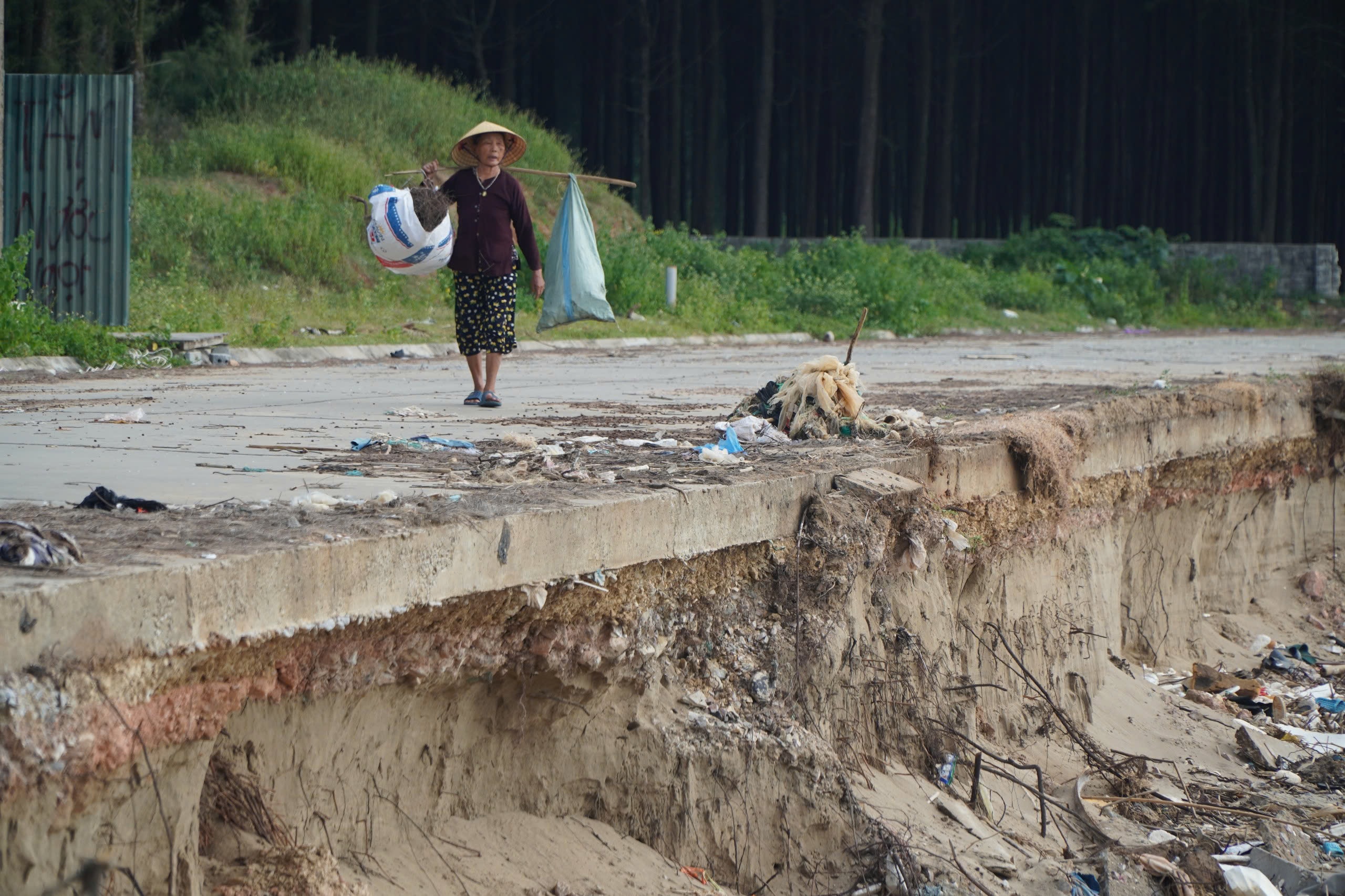 Bờ biển bị x&acirc;m thực mạnh, đe dọa "nuốt đường" ở Thanh H&oacute;a- Ảnh 4.