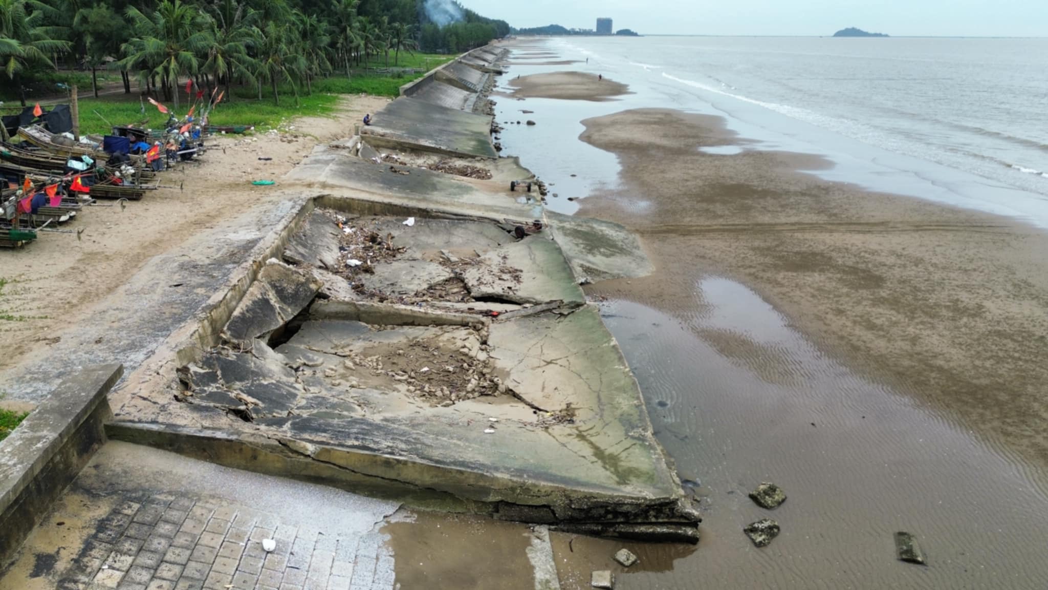 Bờ biển bị x&acirc;m thực mạnh, đe dọa "nuốt đường" ở Thanh H&oacute;a- Ảnh 6.