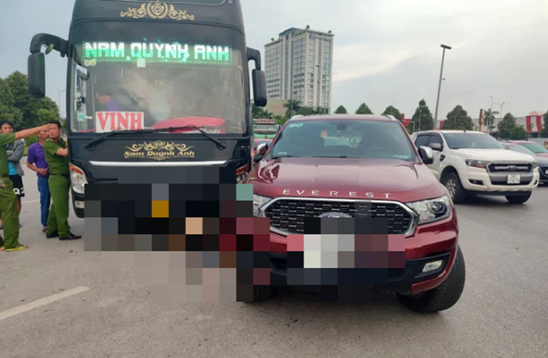 Hiện trường vụ TNGT li&ecirc;n ho&agrave;n khiến một người tử vong tại chỗ.