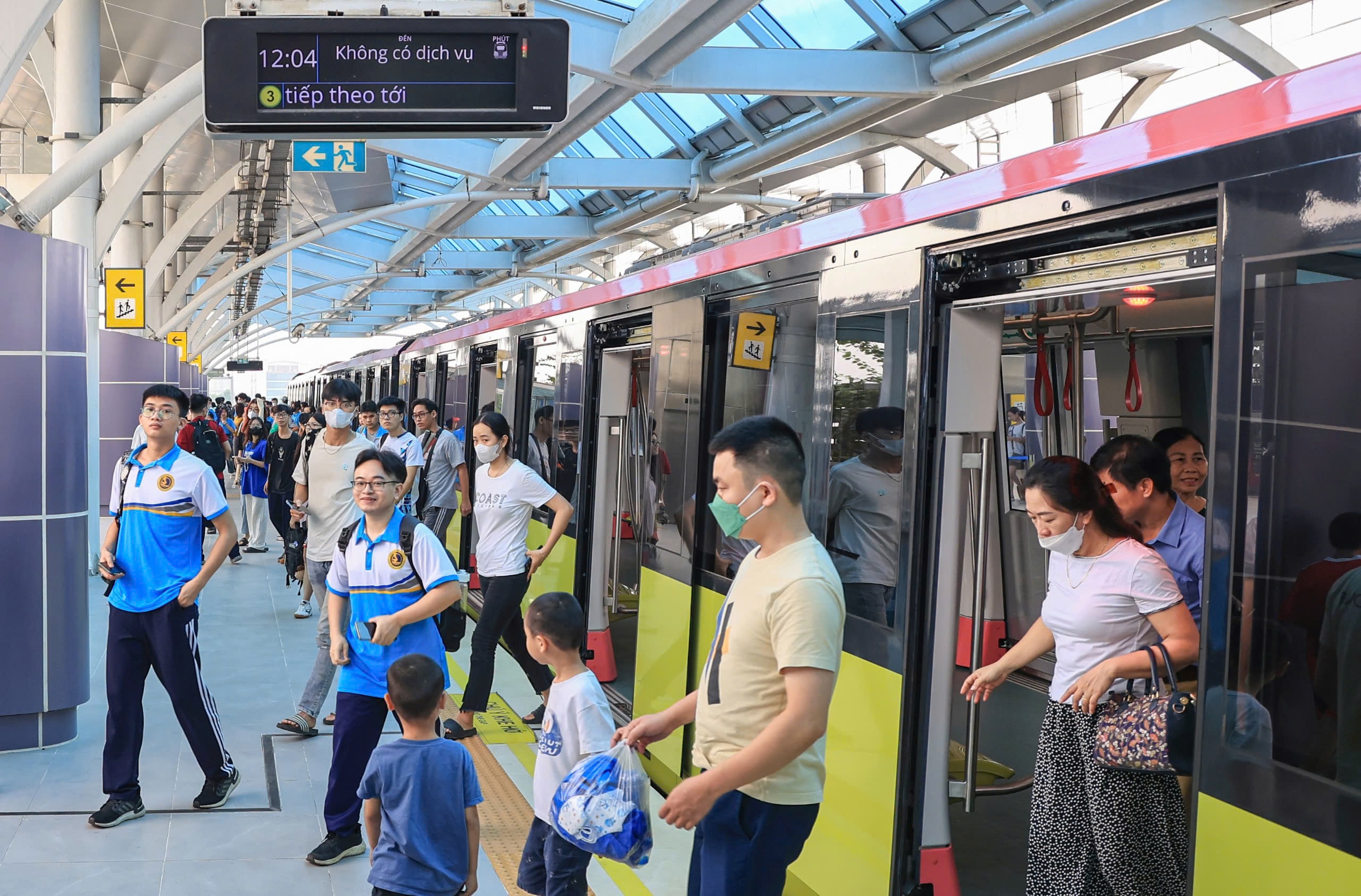 Gần 400 ngh&igrave;n người đi metro Nhổn - ga H&agrave; Nội trong tuần đầu khai th&aacute;c- Ảnh 1.