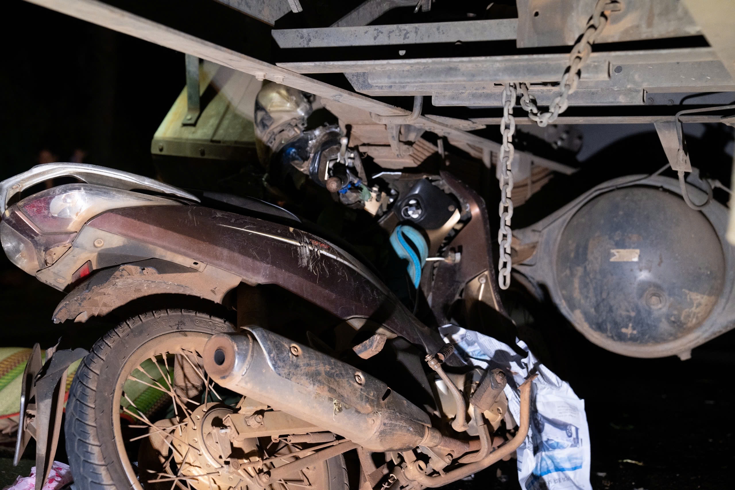 Xe máy tông vào xe tải, hai người thương vong- Ảnh 2. Xe máy tông vào xe tải, hai người thương vong- Ảnh 2.