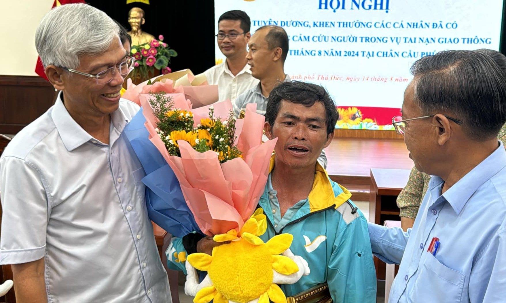 Khen thưởng 5 người cứu nạn nh&acirc;n vụ tai nạn li&ecirc;n ho&agrave;n tr&ecirc;n cầu Ph&uacute; Mỹ- Ảnh 3.