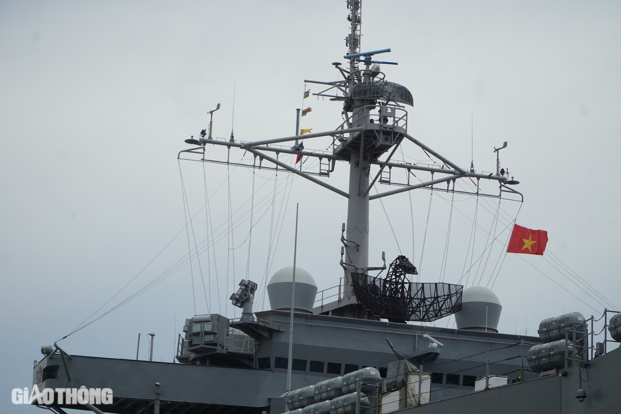 Cận cảnh so&aacute;i hạm l&acirc;u năm nhất của Hải qu&acirc;n Mỹ cập cảng Cam Ranh- Ảnh 2.