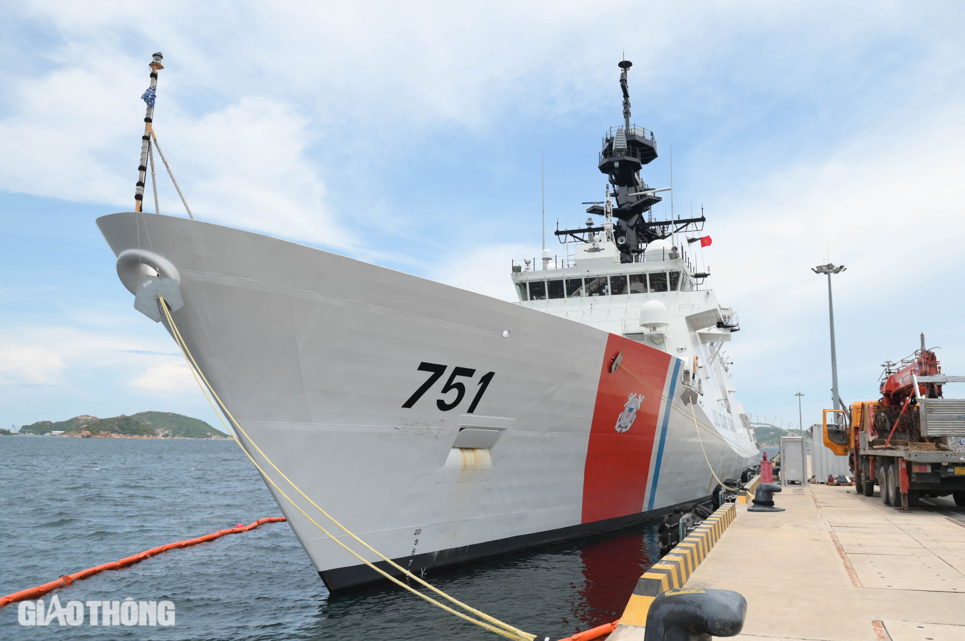 Cận cảnh so&aacute;i hạm l&acirc;u năm nhất của Hải qu&acirc;n Mỹ cập cảng Cam Ranh- Ảnh 4.