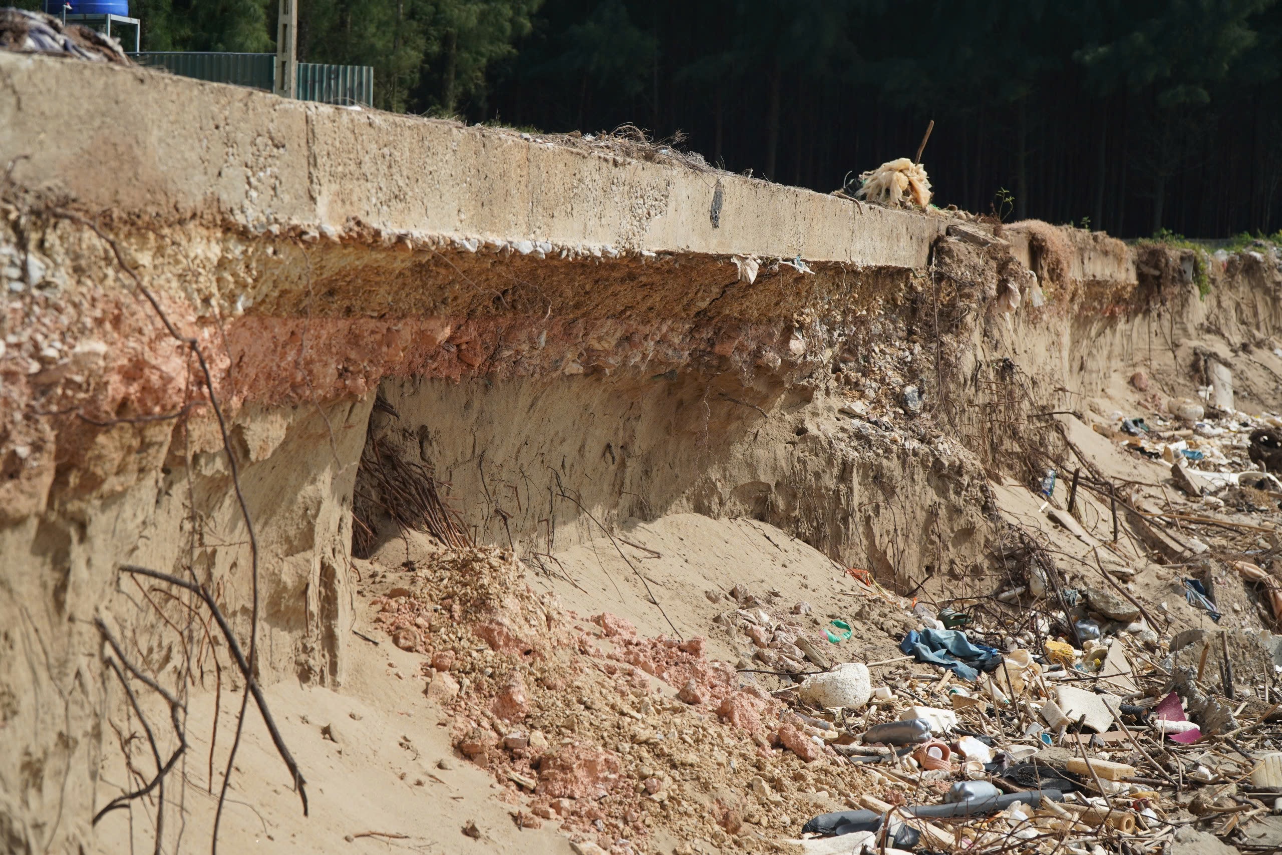 H&igrave;nh ảnh biển đe dọa "nuốt" đường v&agrave; nh&agrave; ở Thanh H&oacute;a- Ảnh 7.