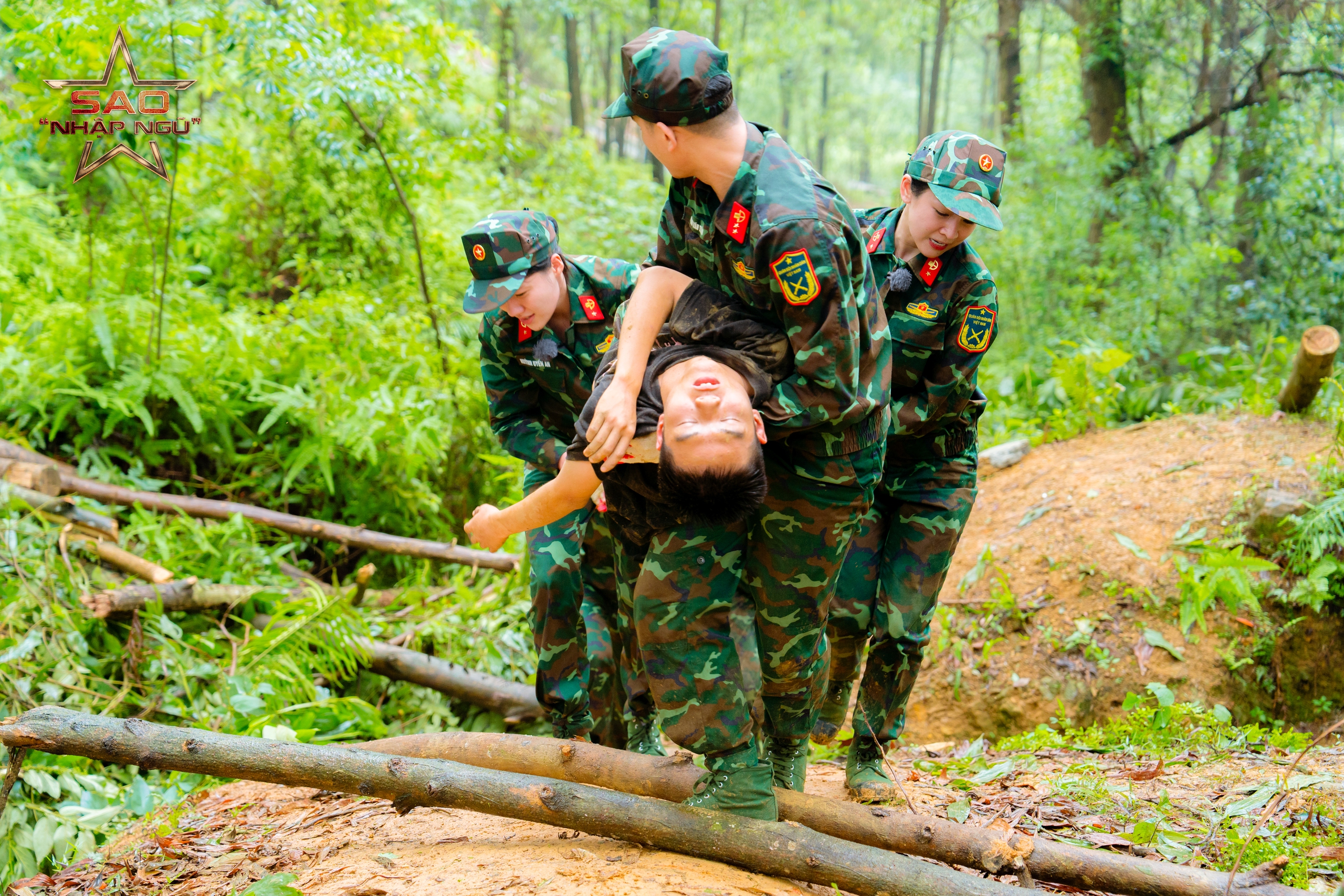 Sao nhập ngũ 2024 tập 2: Th&ugrave;y Ti&ecirc;n, Ph&aacute;o lăn xả cứu nạn nh&acirc;n- Ảnh 2.