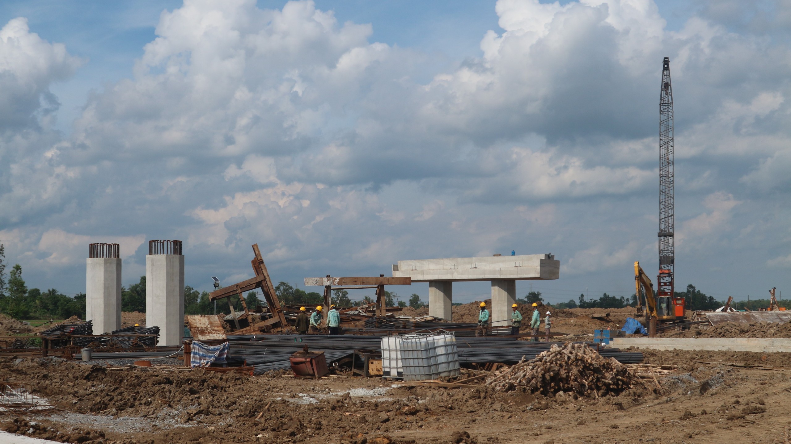 Sóc Trăng phát động thi đua 15 ngày đêm đẩy nhanh tiến độ thi công cao tốc- Ảnh 1. Sóc Trăng phát động thi đua 15 ngày đêm đẩy nhanh tiến độ thi công cao tốc- Ảnh 1.