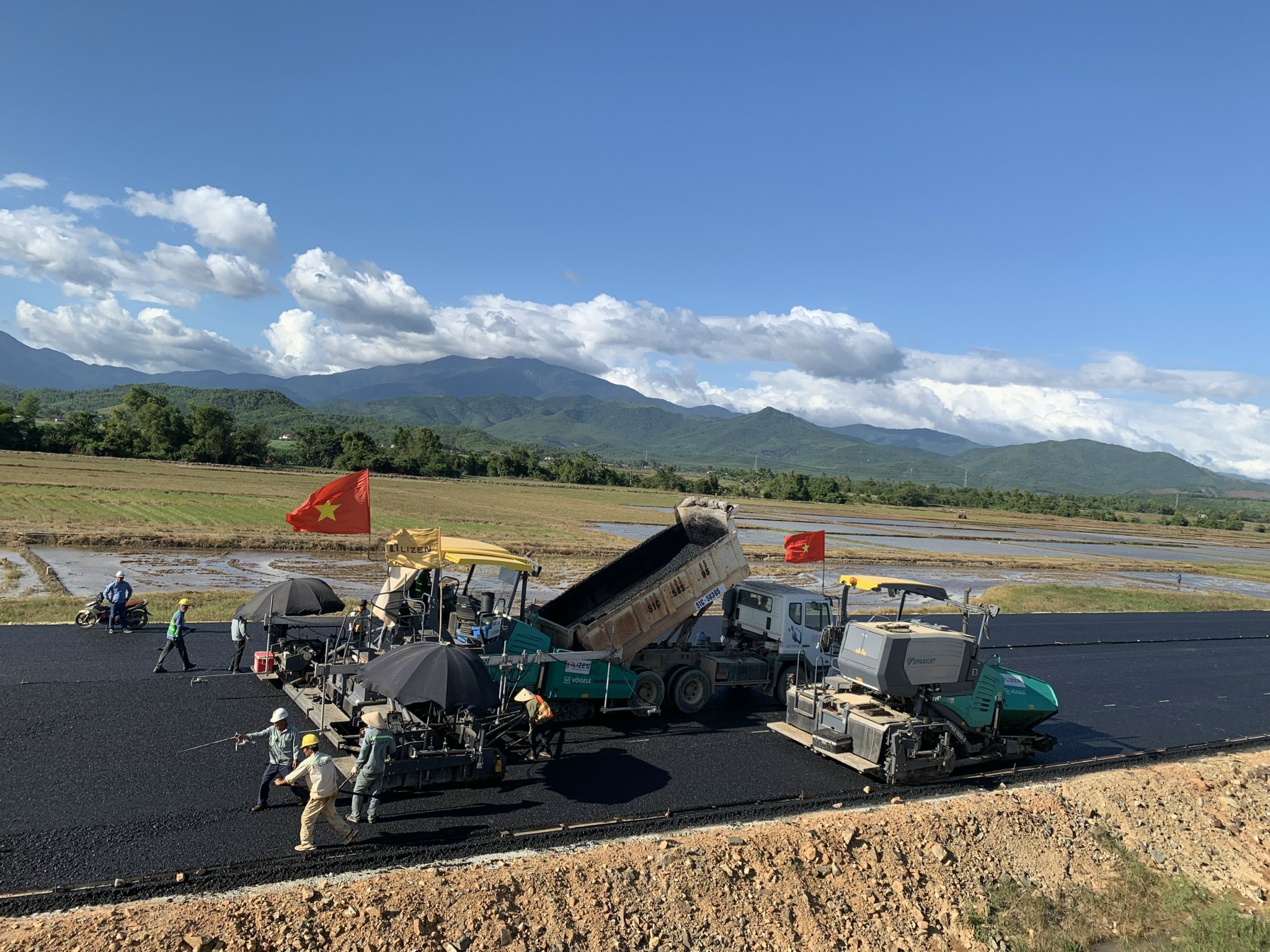 Sớm di dời hạ tầng kỹ thuật, đẩy nhanh tiến độ cao tốc V&acirc;n Phong - Nha Trang- Ảnh 3.