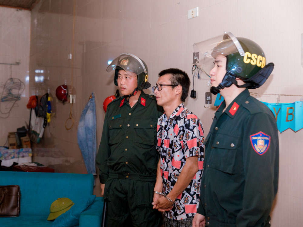 Khởi tố đối tượng cố t&igrave;nh lao xe m&aacute;y v&agrave;o &ocirc; t&ocirc; dừng b&ecirc;n đường- Ảnh 1.