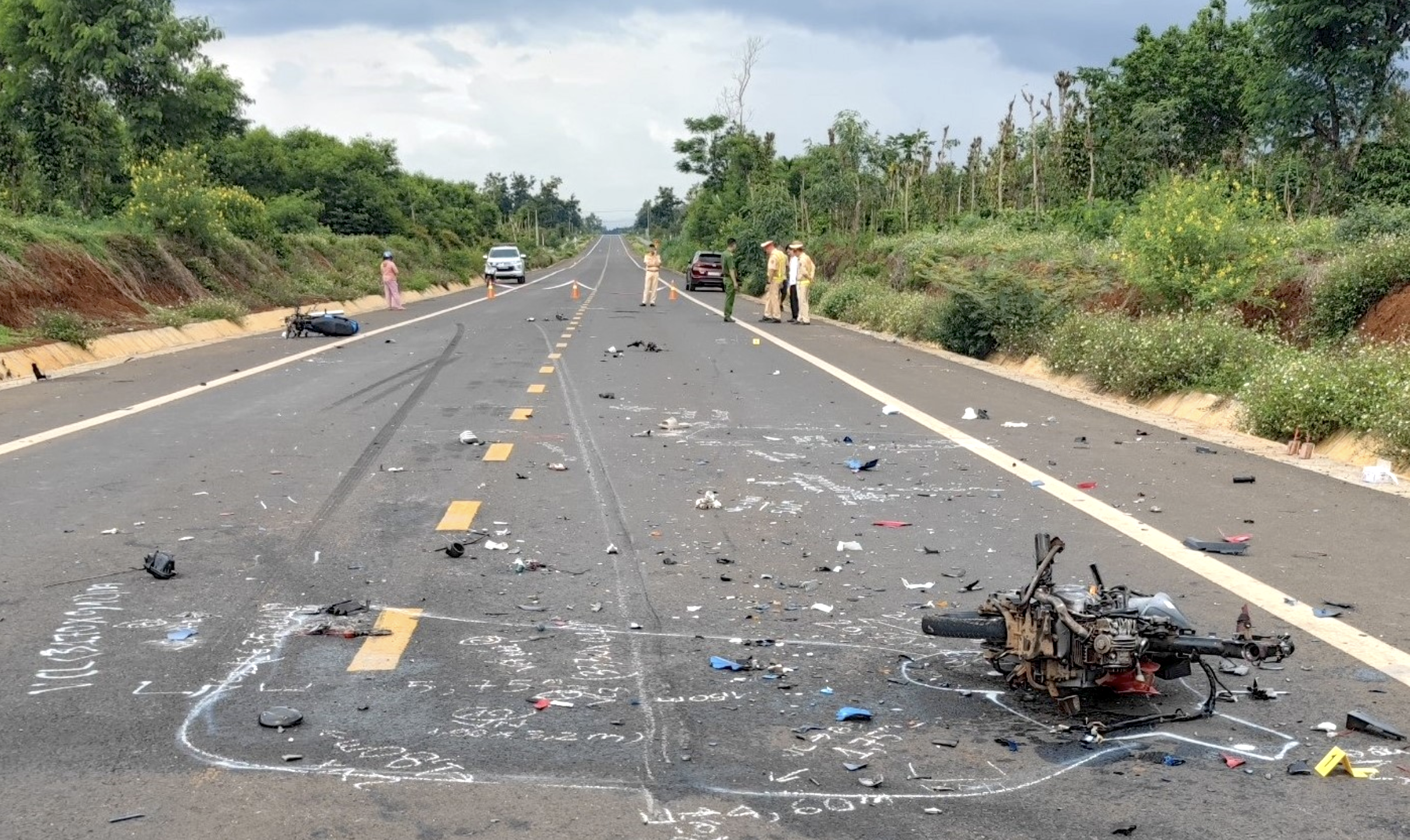 Tiềm ẩn nguy cơ tai nạn giao th&ocirc;ng tr&ecirc;n tuyến đường 1.800 tỷ đang thi c&ocirc;ng- Ảnh 6.