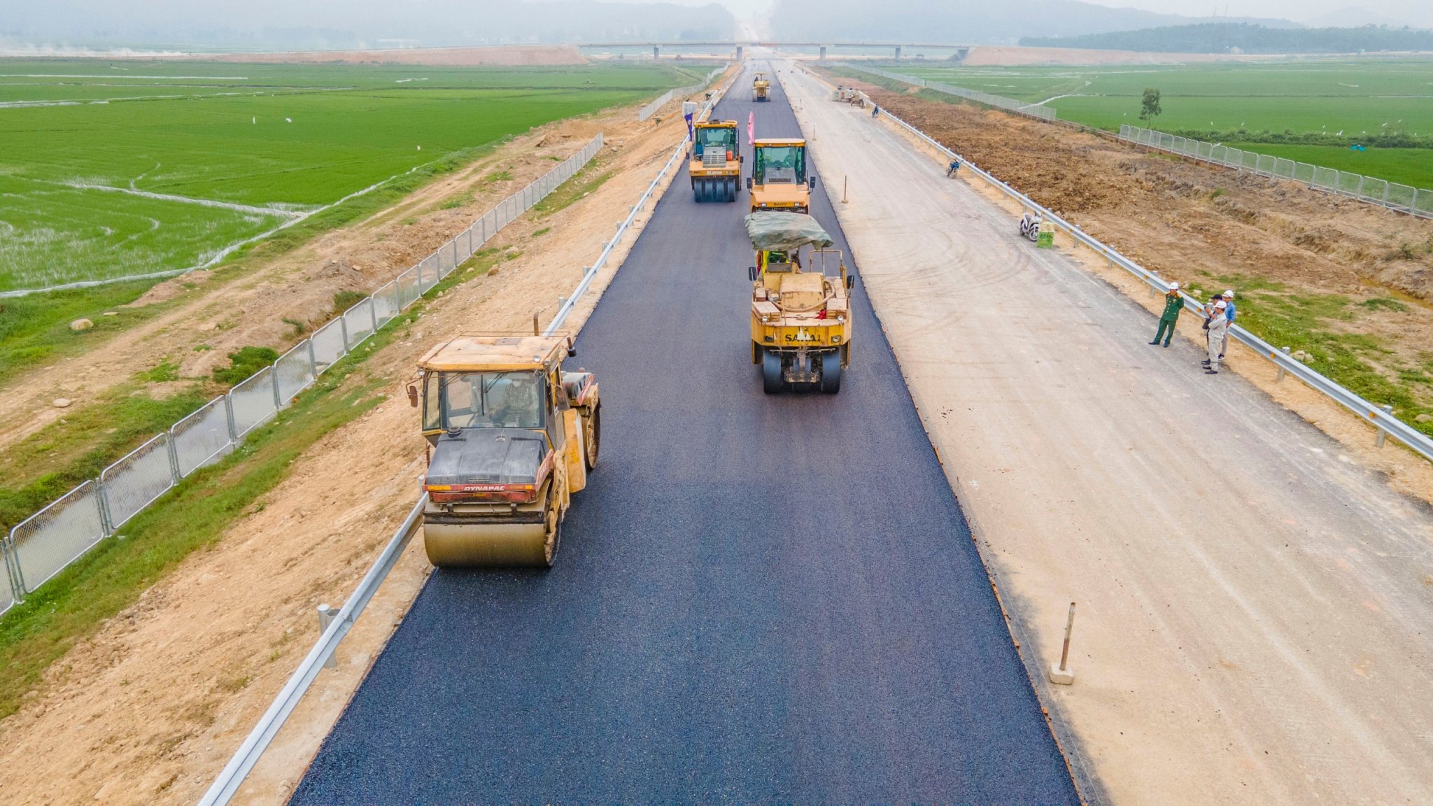 Ph&aacute;t động thi đua cao điểm "500 ng&agrave;y đ&ecirc;m ho&agrave;n th&agrave;nh 3.000km đường bộ cao tốc"- Ảnh 1.
