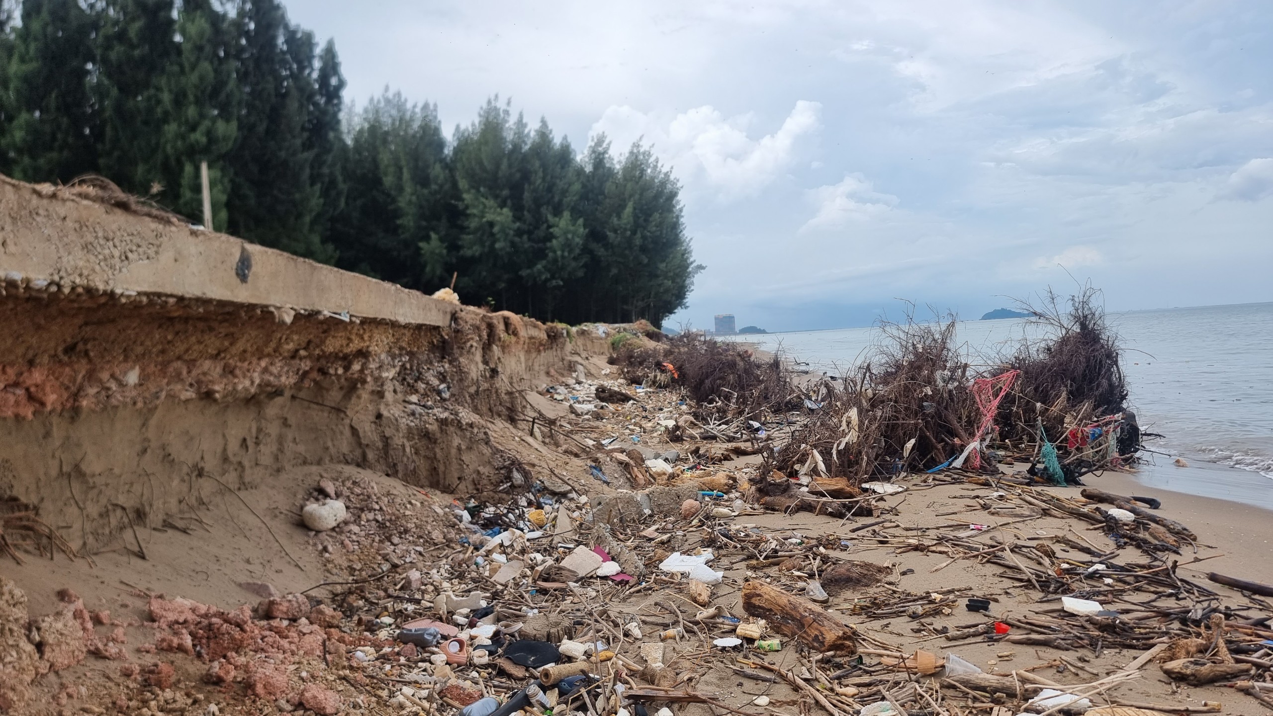 H&igrave;nh ảnh biển đe dọa "nuốt" đường v&agrave; nh&agrave; ở Thanh H&oacute;a- Ảnh 5.