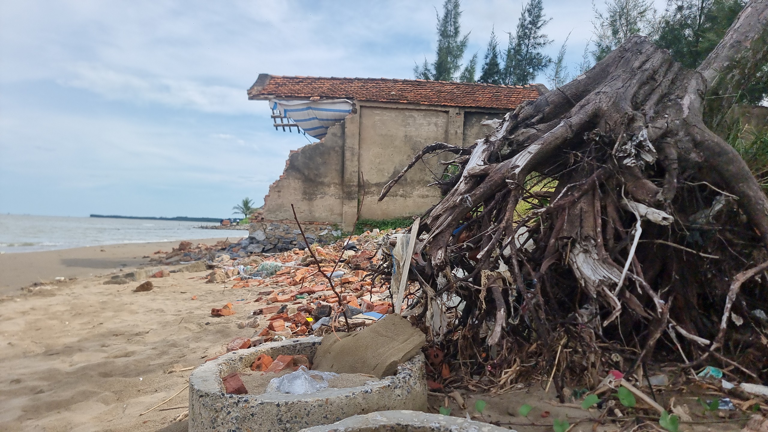 H&igrave;nh ảnh biển đe dọa "nuốt" đường v&agrave; nh&agrave; ở Thanh H&oacute;a- Ảnh 12.