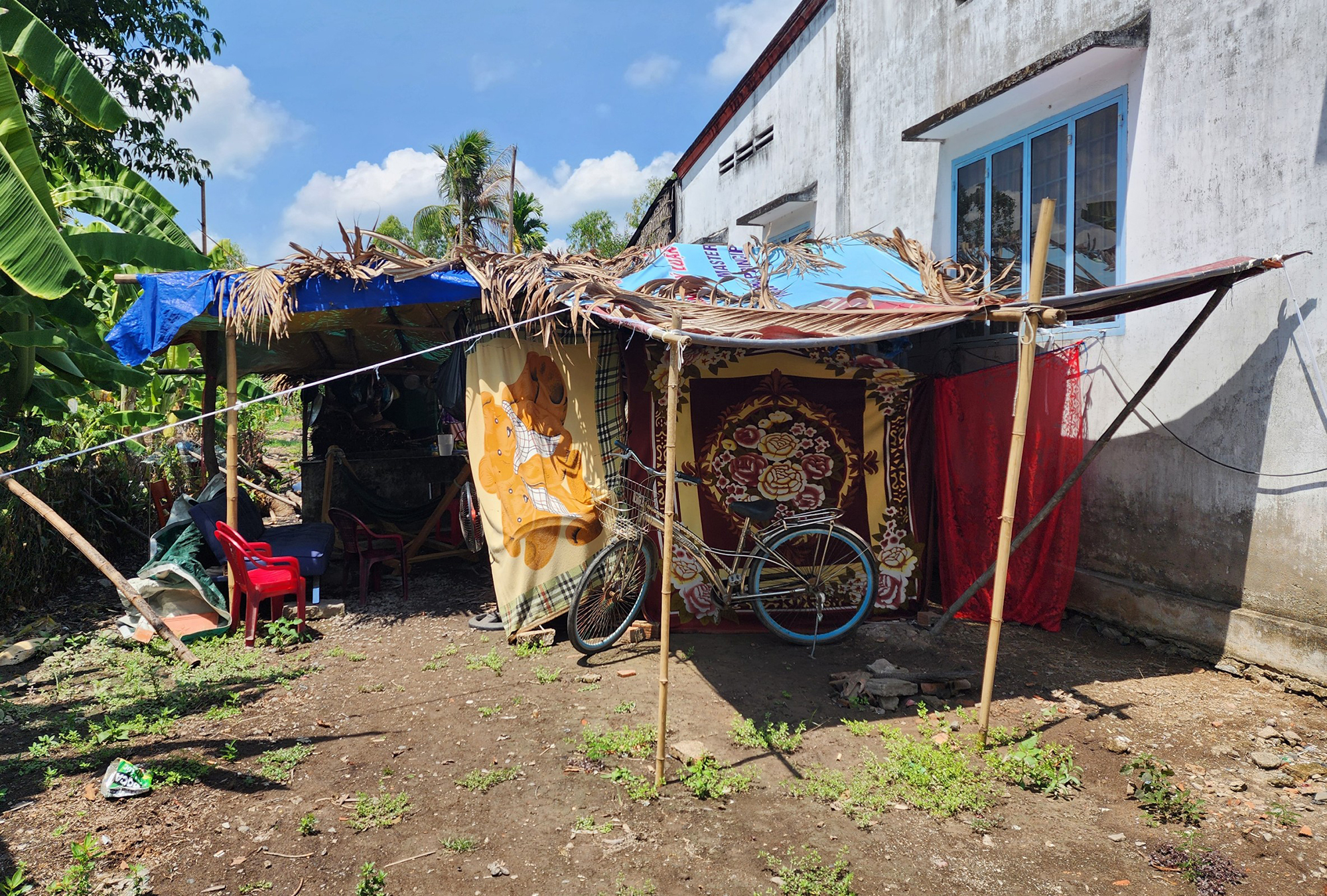 Cơ cực vợ ngh&egrave;o chăm chồng liệt giường sau tai nạn - Ảnh 2.