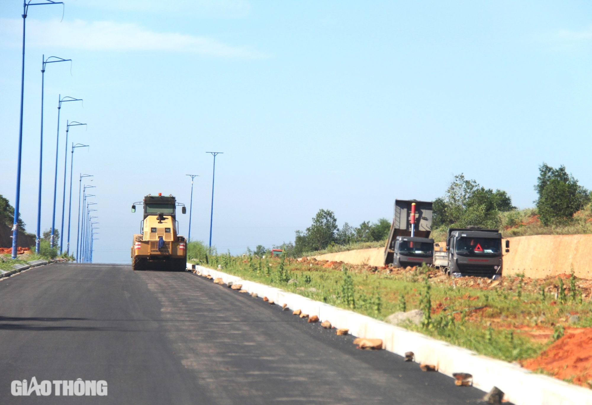 Đường v&agrave;o s&acirc;n bay Phan Thiết sẽ th&ocirc;ng tuyến v&agrave;o cuối năm 2024- Ảnh 1.