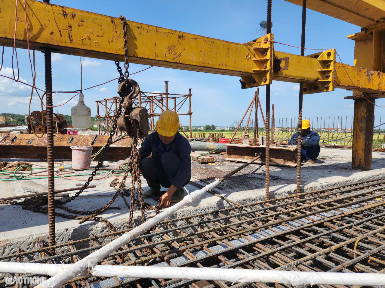 Hợp long cầu d&agrave;i nhất cao tốc Bắc - Nam qua Quảng B&igrave;nh- Ảnh 3.