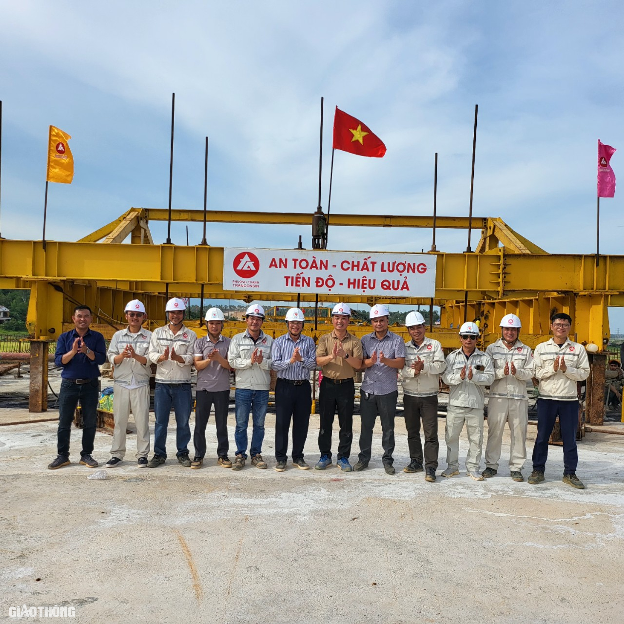 Hợp long cầu d&agrave;i nhất cao tốc Bắc - Nam qua Quảng B&igrave;nh- Ảnh 6.