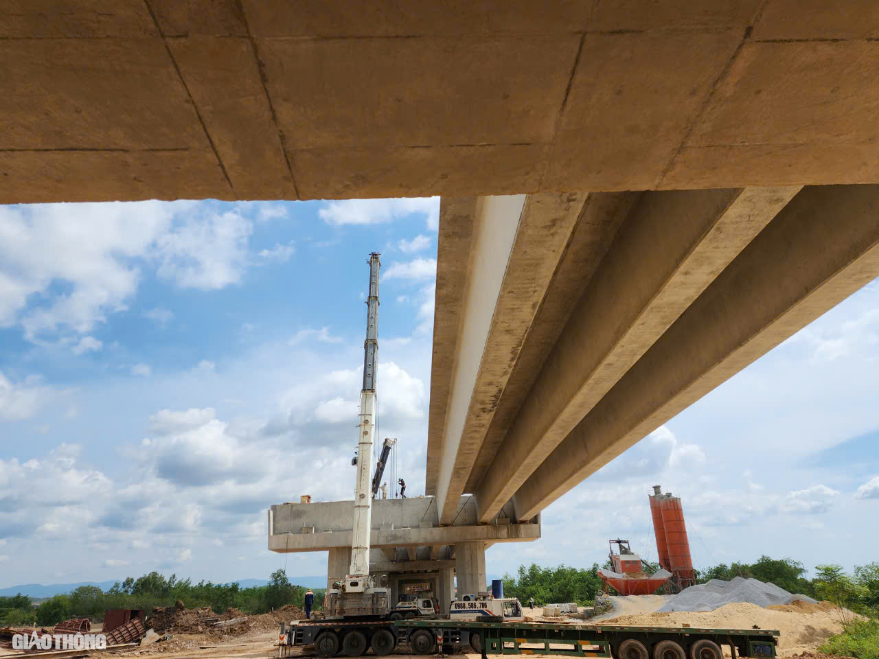Hợp long cầu d&agrave;i nhất cao tốc Bắc - Nam qua Quảng B&igrave;nh- Ảnh 8.