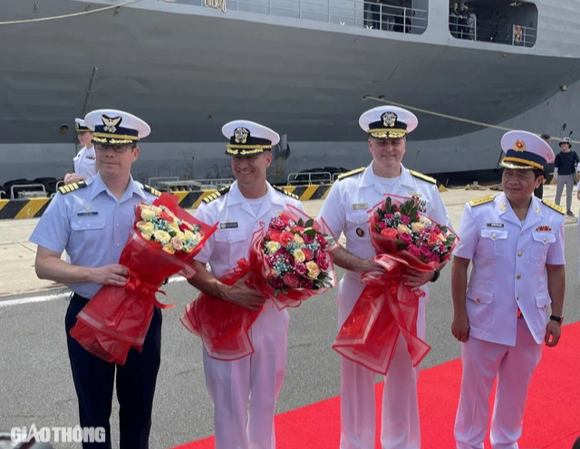 Cận cảnh so&aacute;i hạm l&acirc;u năm nhất của Hải qu&acirc;n Mỹ cập cảng Cam Ranh- Ảnh 9.
