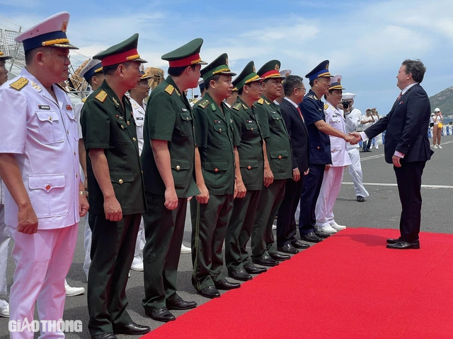 Cận cảnh so&aacute;i hạm l&acirc;u năm nhất của Hải qu&acirc;n Mỹ cập cảng Cam Ranh- Ảnh 7.