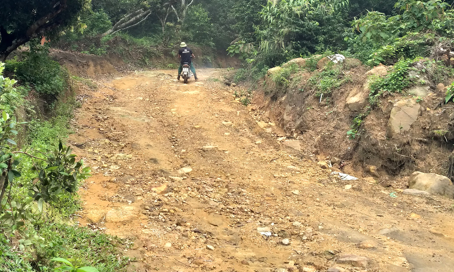 Quảng Ninh: Hiểm nguy r&igrave;nh rập tr&ecirc;n đường l&ecirc;n n&uacute;i Phượng Ho&agrave;ng- Ảnh 3.