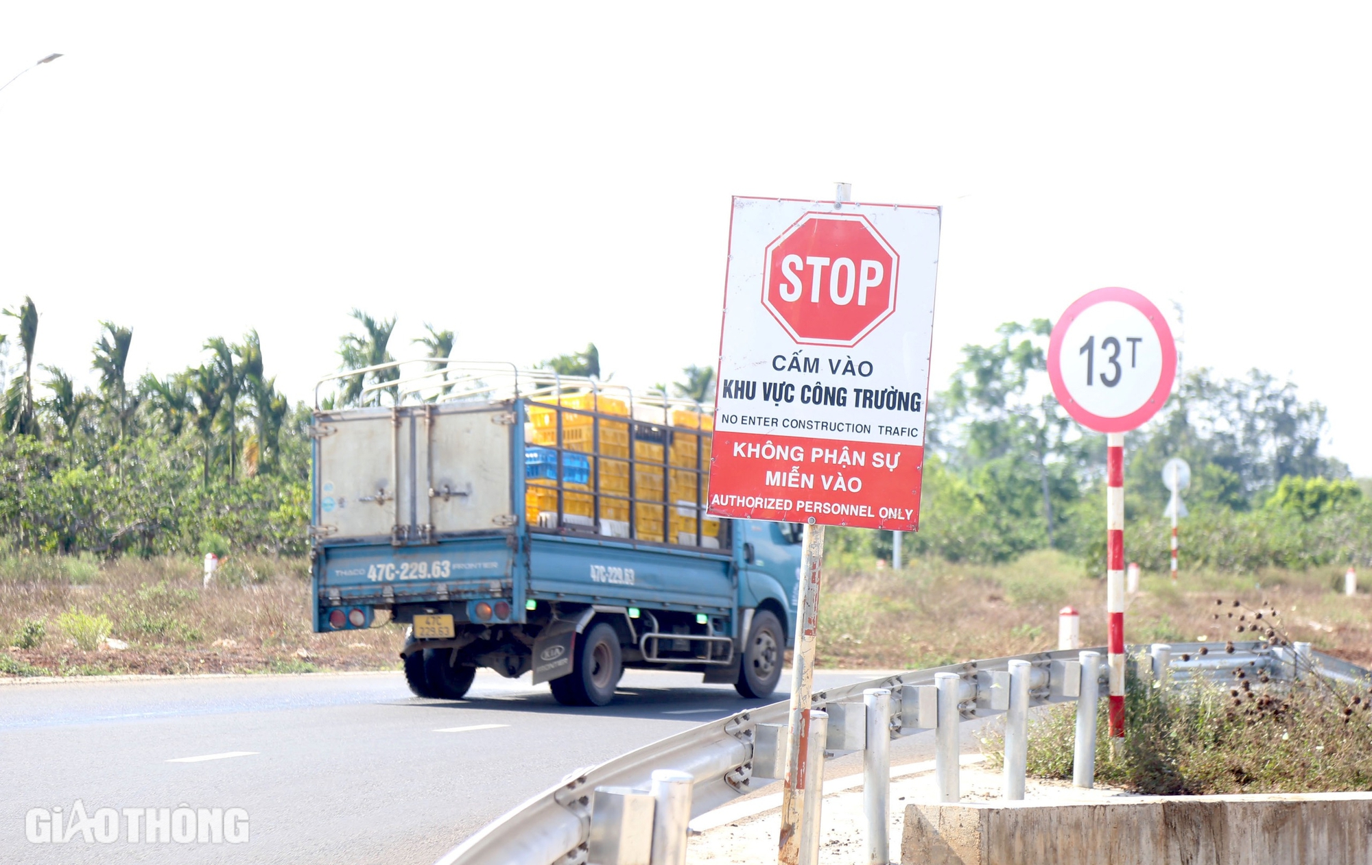 Tiềm ẩn nguy cơ tai nạn giao th&ocirc;ng tr&ecirc;n tuyến đường 1.800 tỷ đang thi c&ocirc;ng- Ảnh 7.
