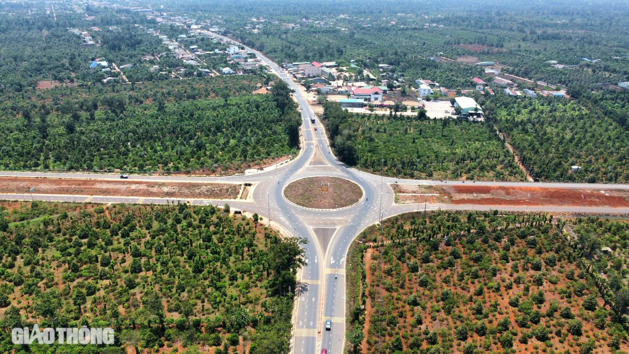 Tiềm ẩn nguy cơ tai nạn giao th&ocirc;ng tr&ecirc;n tuyến đường 1.800 tỷ đang thi c&ocirc;ng- Ảnh 13.