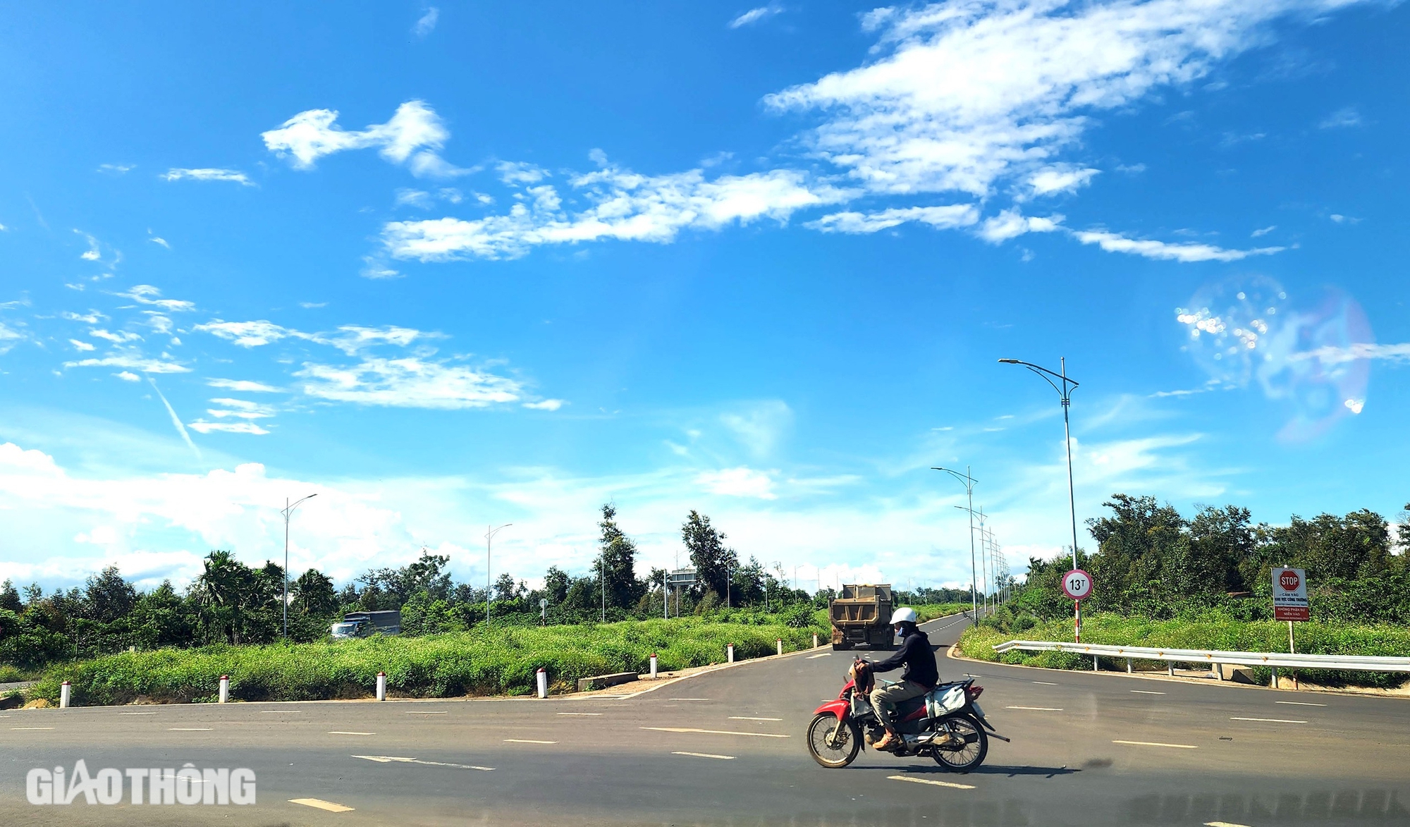 Tiềm ẩn nguy cơ tai nạn giao th&ocirc;ng tr&ecirc;n tuyến đường 1.800 tỷ đang thi c&ocirc;ng- Ảnh 12.