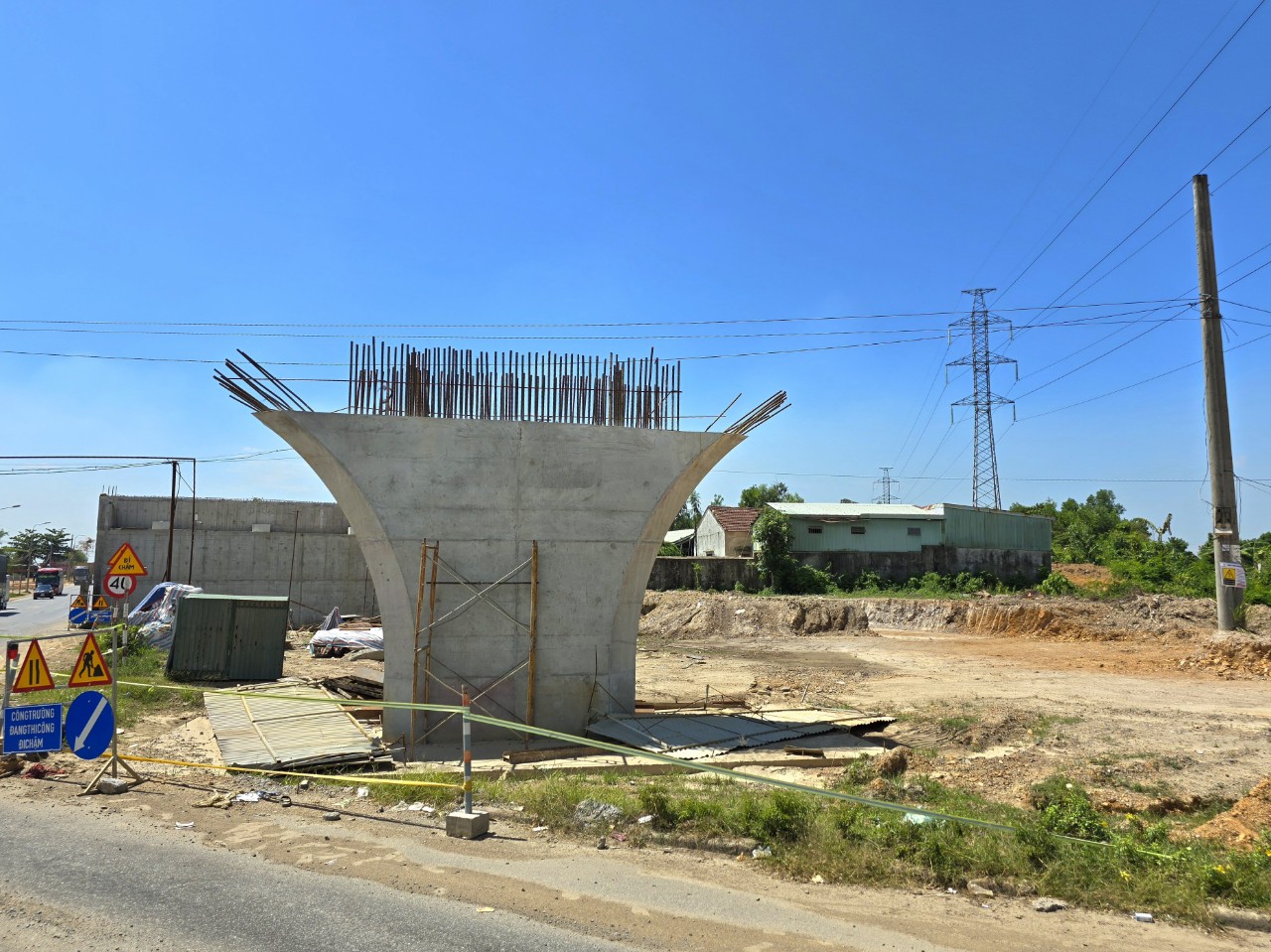 D&acirc;y điện giăng "mạng nhện" nơi thi c&ocirc;ng cầu vượt qua cao tốc H&ograve;a Li&ecirc;n - T&uacute;y Loan- Ảnh 12.