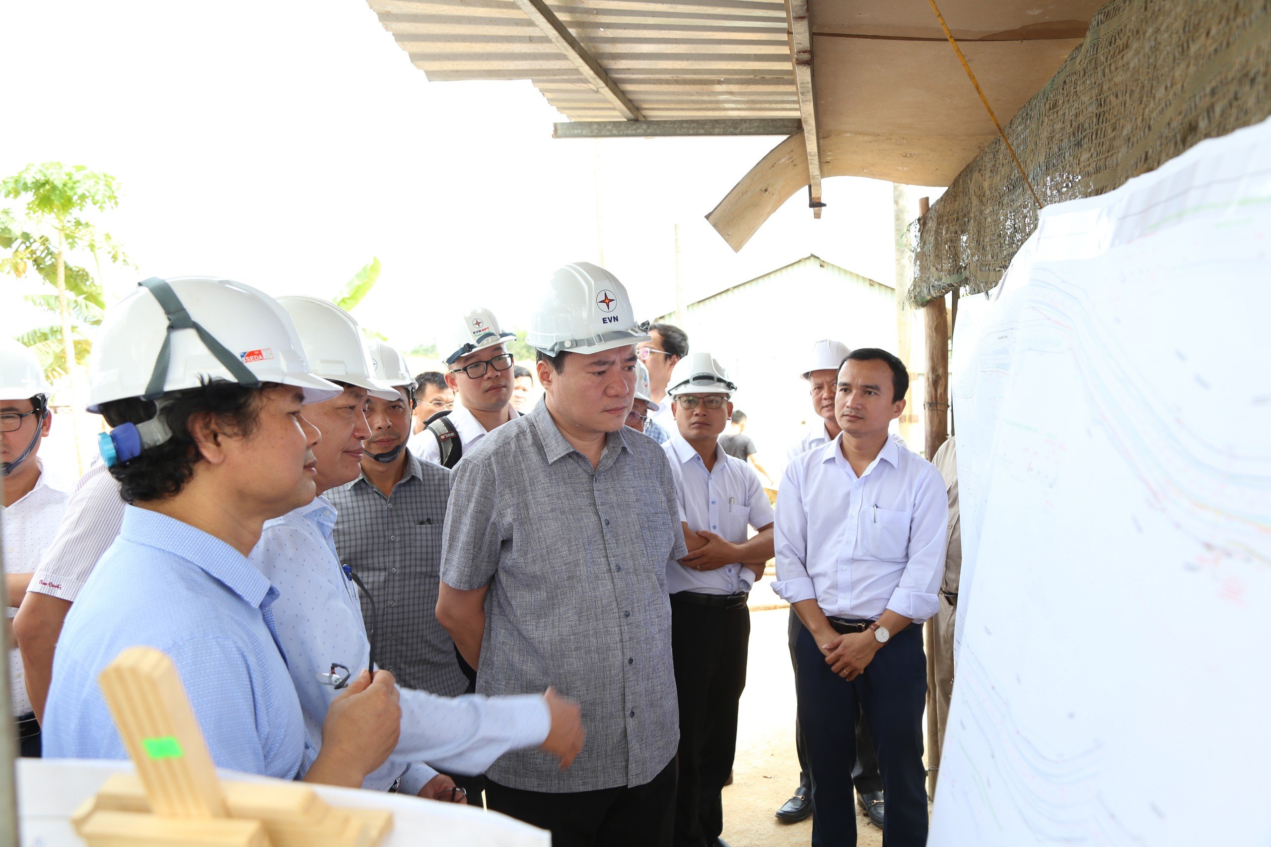 D&acirc;y điện giăng "mạng nhện" nơi thi c&ocirc;ng cầu vượt qua cao tốc H&ograve;a Li&ecirc;n - T&uacute;y Loan- Ảnh 13.