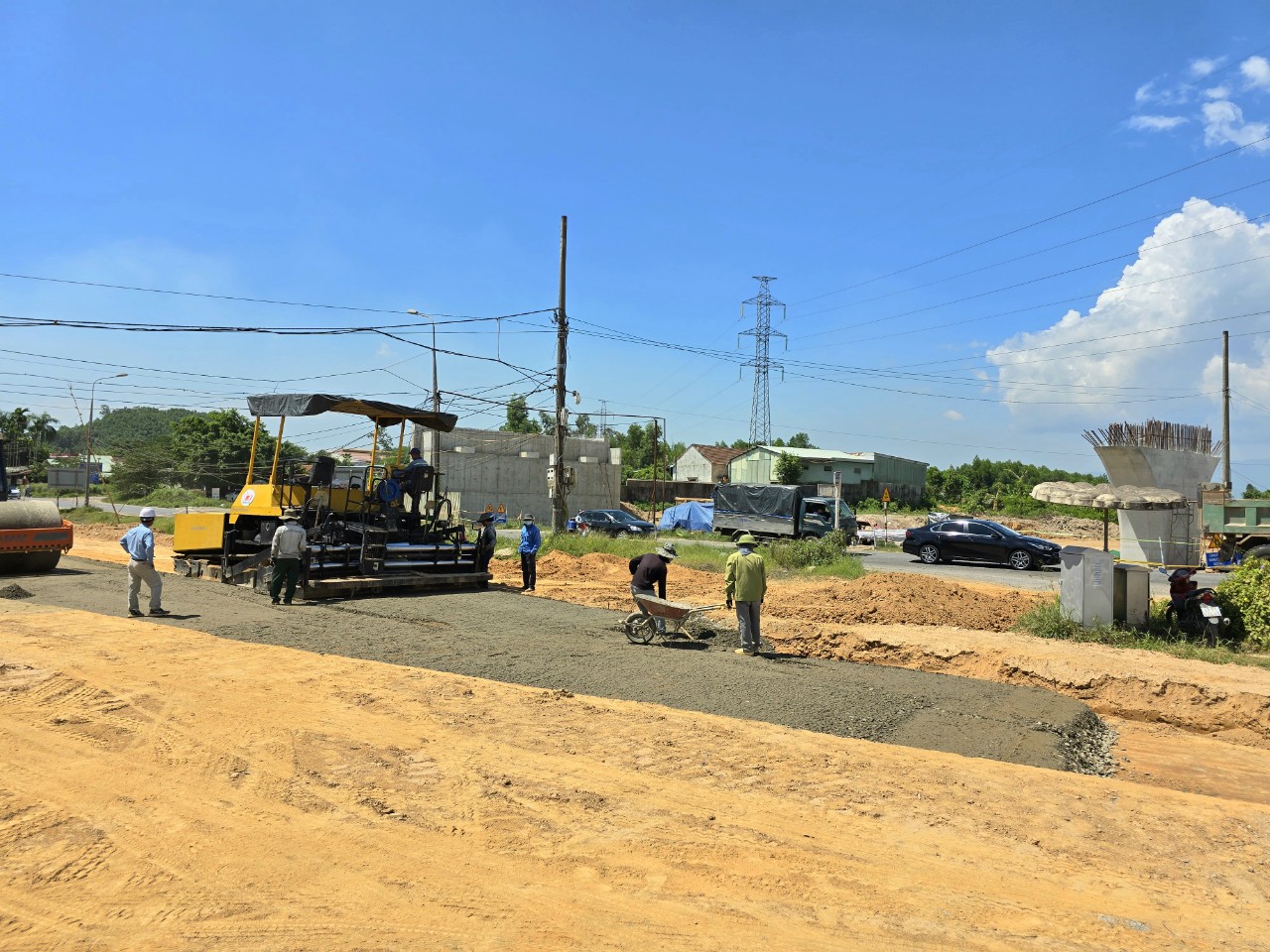 D&acirc;y điện giăng "mạng nhện" nơi thi c&ocirc;ng cầu vượt qua cao tốc H&ograve;a Li&ecirc;n - T&uacute;y Loan- Ảnh 1.